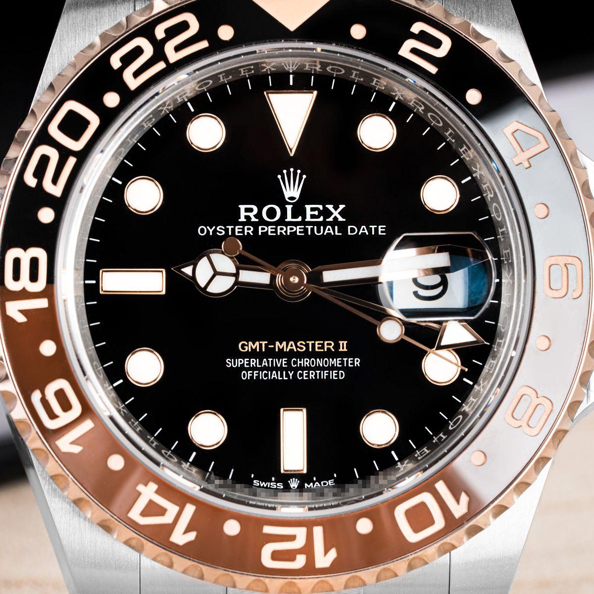 Un GMT-Master II Root Beer in Oystersteel e oro rosa di Rolex, con quadrante nero con data e lancetta del secondo fuso orario. La lunetta girevole bidirezionale in ceramica nera e marrone è caratterizzata da un'indicazione delle 24 ore.

Il