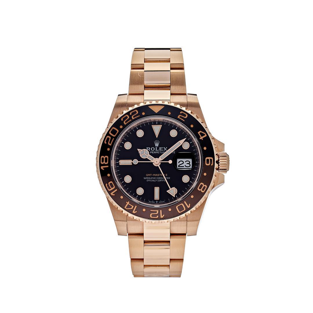 The Rolex GMT Master II 'Root Beer' is designed in a 40mm 18k rose gold case featuring a two-toned cerachrom on the bidirectional bezel. Its black dial comes with white luminous hour markers and Mercedes hands. This style is finished with an 18k