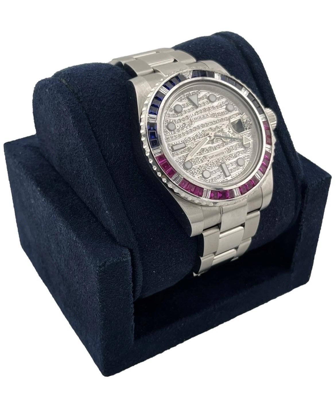 El Reloj Rolex GMT-Master II de Acero de 40 mm 116710 con Esfera de Diamantes Personalizada y Bisel de Rubí, Zafiro y Diamantes Personalizado es una espectacular expresión de lujo deportivo y artesanía a medida. Fabricado en resistente acero
