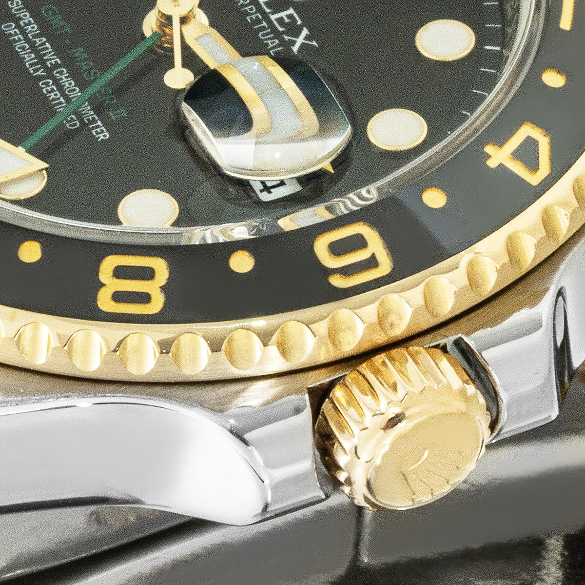 Une GMT-Master II en acier inoxydable et en or jaune de Rolex. Cadran noir avec date et aiguille verte pour le second fuseau horaire. La lunette rotative bidirectionnelle est dotée d'un affichage sur 24 heures. Équipée d'un bracelet Oyster et d'un