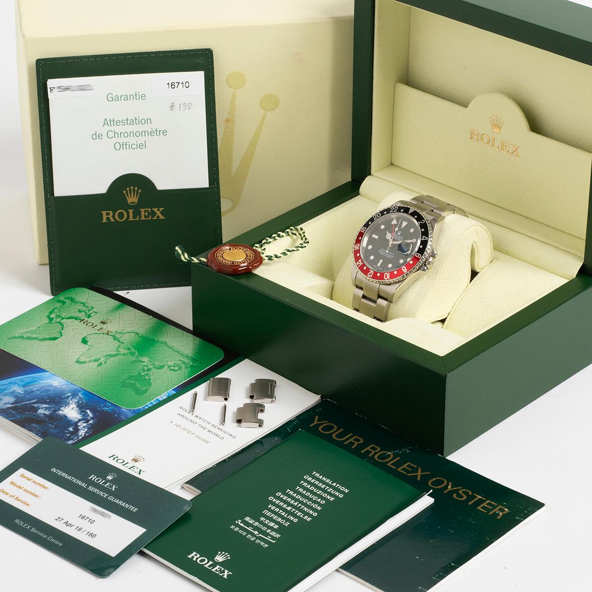 Nuestro Rolex GMT Master II precerámico clásico, referencia 16710, tiene caja de acero inoxidable de 40 mm, brazalete Oyster de acero inoxidable con cierre basculante y bisel rojo/negro 