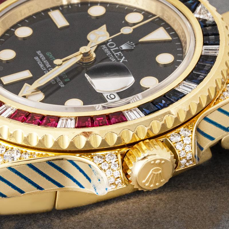 Eine auffällige Rolex GMT-Master II aus 18k Gelbgold ref. 116758SARU, angetrieben von einem Automatikwerk und untergebracht in einem 40 mm Gehäuse. Die Uhr verfügt über werkseitig mit 76 Diamanten besetzte Bandanstöße und Kronenschutzvorrichtungen