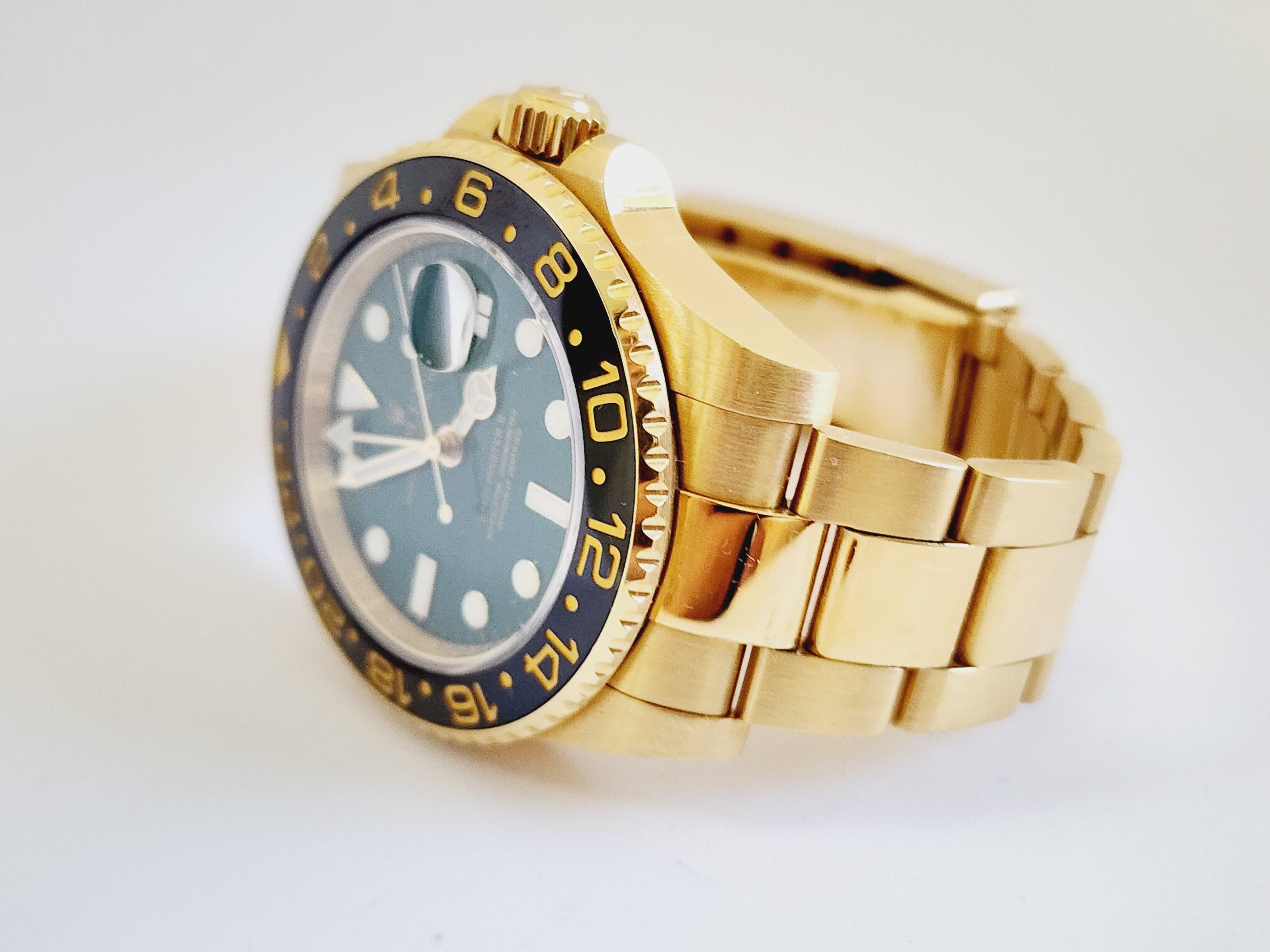 Rolex GMT-Master II Yellow Gold Green Dial & Black Ceramic Bezel Oyster Bracelet In Excellent Condition For Sale In Great Neck, NY
