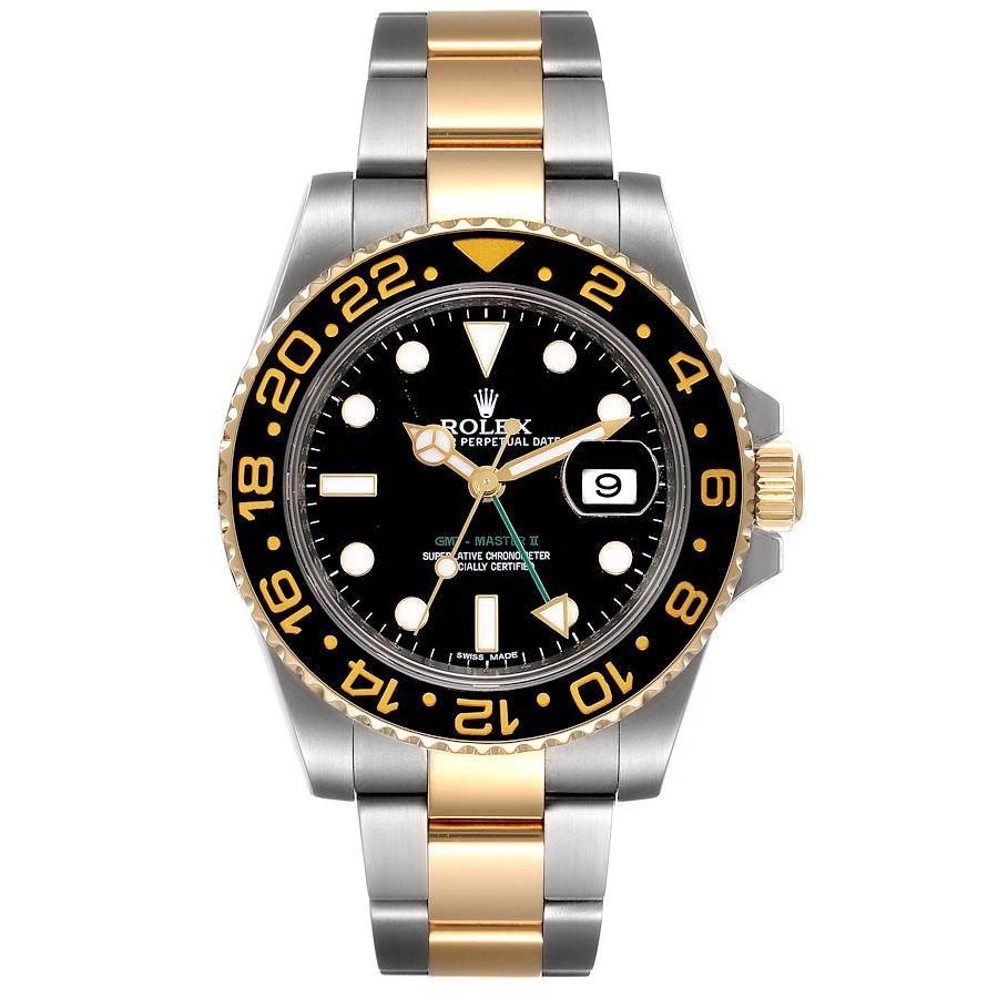 Rolex GMT Master II Yellow Gold Steel Black Dial Mens Watch 116713. Mouvement à remontage automatique certifié officiellement chronomètre. Boîtier en acier inoxydable de 40 mm de diamètre. Logo Rolex sur une couronne. Lunette tournante