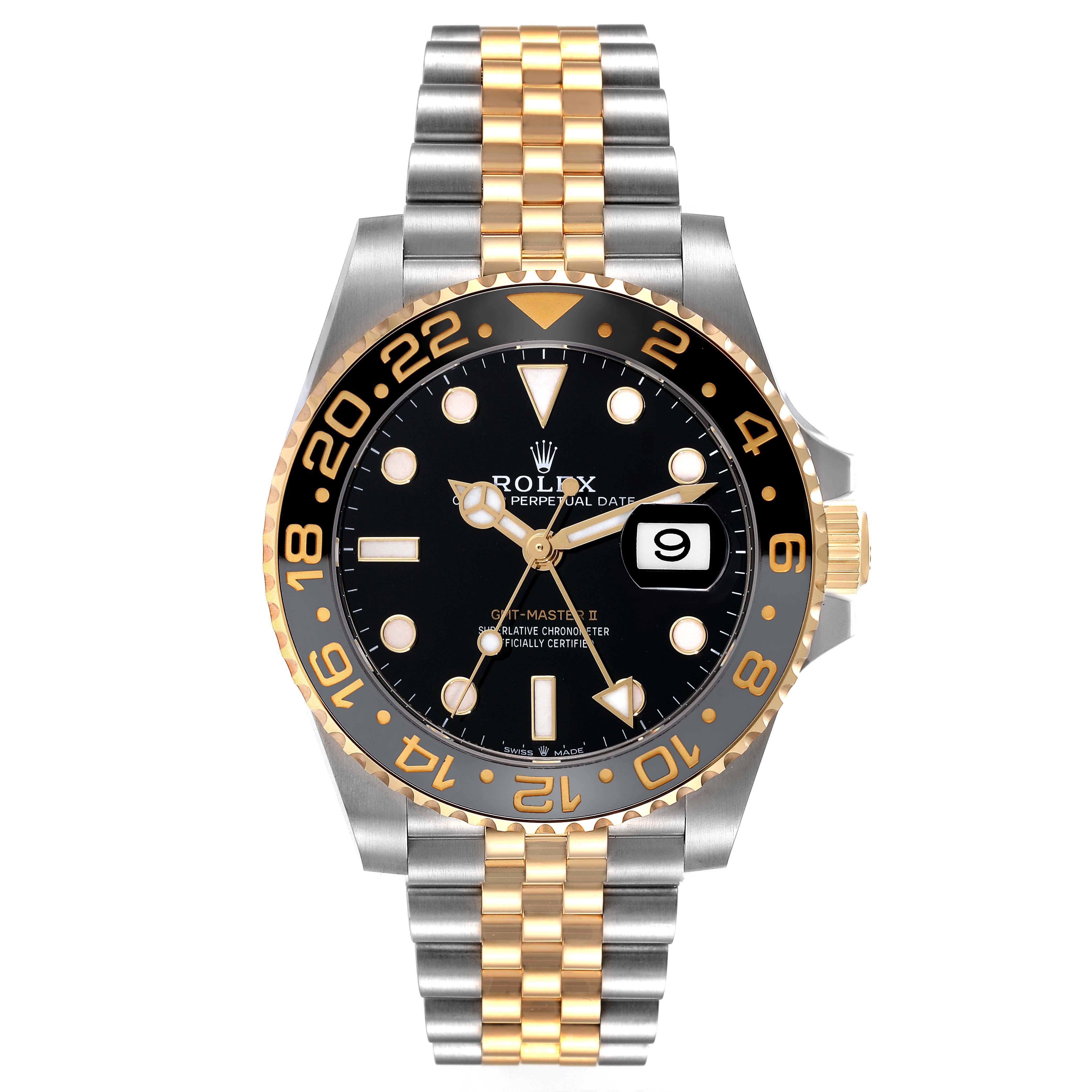 Rolex GMT Master II Yellow Gold Steel Grey Bezel Mens Watch 126713 Box Card. Mouvement à remontage automatique certifié chronomètre avec fonction GMT. Boîtier en acier inoxydable de 40 mm de diamètre. Logo Rolex sur une couronne en or jaune 18k.