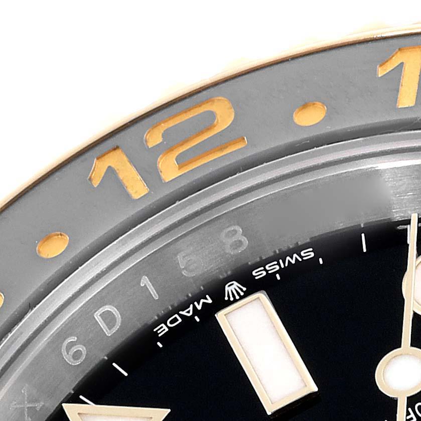 Rolex GMT Master II Yellow Gold Steel Grey Bezel Mens Watch 126713 Box Card. Mouvement à remontage automatique certifié chronomètre avec fonction GMT. Boîtier en acier inoxydable de 40 mm de diamètre. Logo Rolex sur une couronne en or jaune 18k.