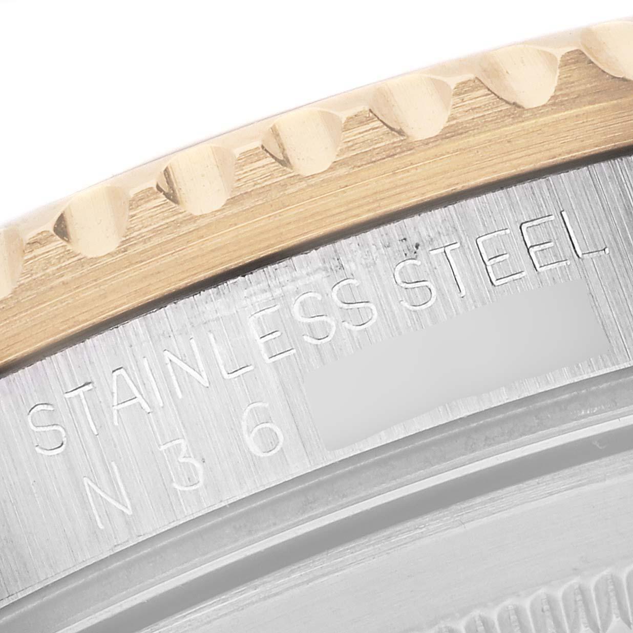 Rolex GMT Master II Yellow Gold Steel Oyster Bracelet Mens Watch 16713. Mouvement automatique à remontage automatique, officiellement certifié chronomètre. Boîtier en acier inoxydable de 40 mm de diamètre. Logo Rolex sur une couronne. Lunette