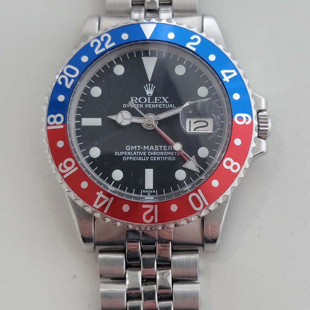 Un icono mundial, el emblemático Rolex GMT Master 1675 automático con bisel pepsi, c.1971, en inmaculado estado de funcionamiento. Verificado auténtico por un maestro relojero. Impresionante esfera negra firmada por Rolex, índices redondos, agujas