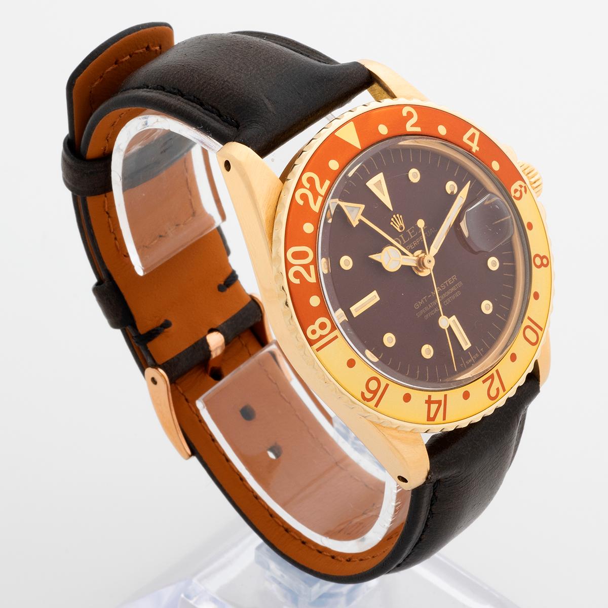 Unsere sehr seltene Rolex GMT Master Referenz 1675 (1675/8 intern bei Rolex) verfügt über ein 40-mm-Gehäuse aus 18 Karat Gelbgold, ein braunes Zifferblatt mit Nippel und eine braun-goldene Drehlünette. Dies ist eine sehr begehrenswerte Referenz der