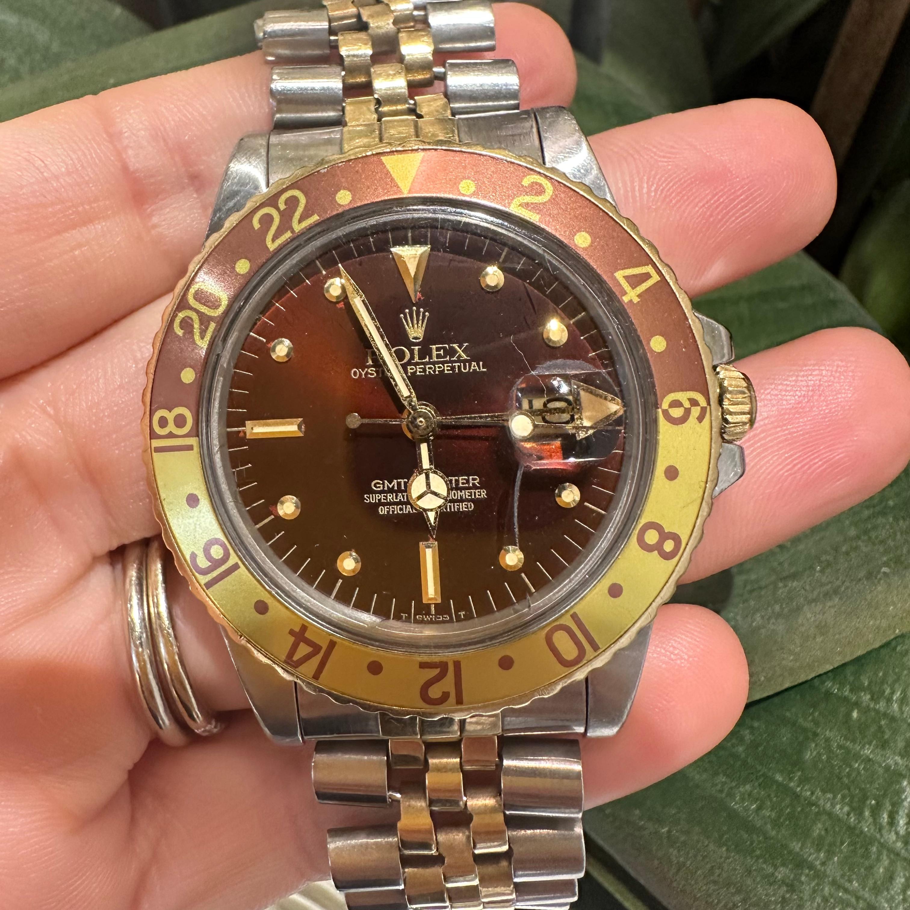 Marke: Rolex

Modellname: GMT - Meister 

Modellnummer: 16753

Uhrwerk: Mechanische Automatik

Gehäusegröße: 40 mm

MATERIAL des Gehäuses: Edelstahl & Gelbgold

Lünette: Bidirektional

Armbänder: Zweifarbiges Jubiläumsband

Zifferblatt: Braun