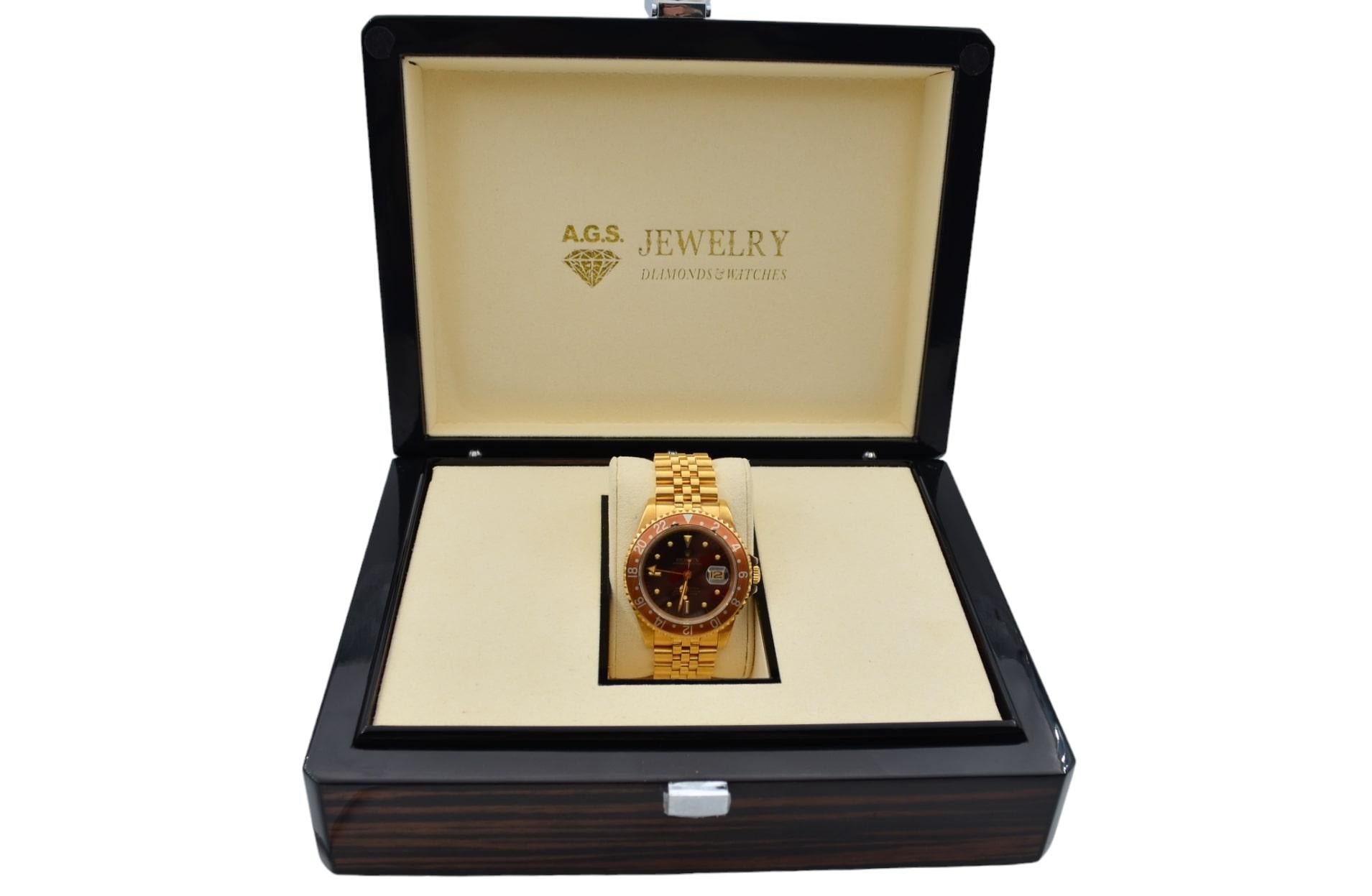 The watch is in a good condition and it’s working well. The total lenght of the bracelet (case+bracelet) is 17.5cm. It shows signs of wear and scratches. The watch comes with an AGS Jewelry wooden box, along with an AGS Jewelry warranty card. For