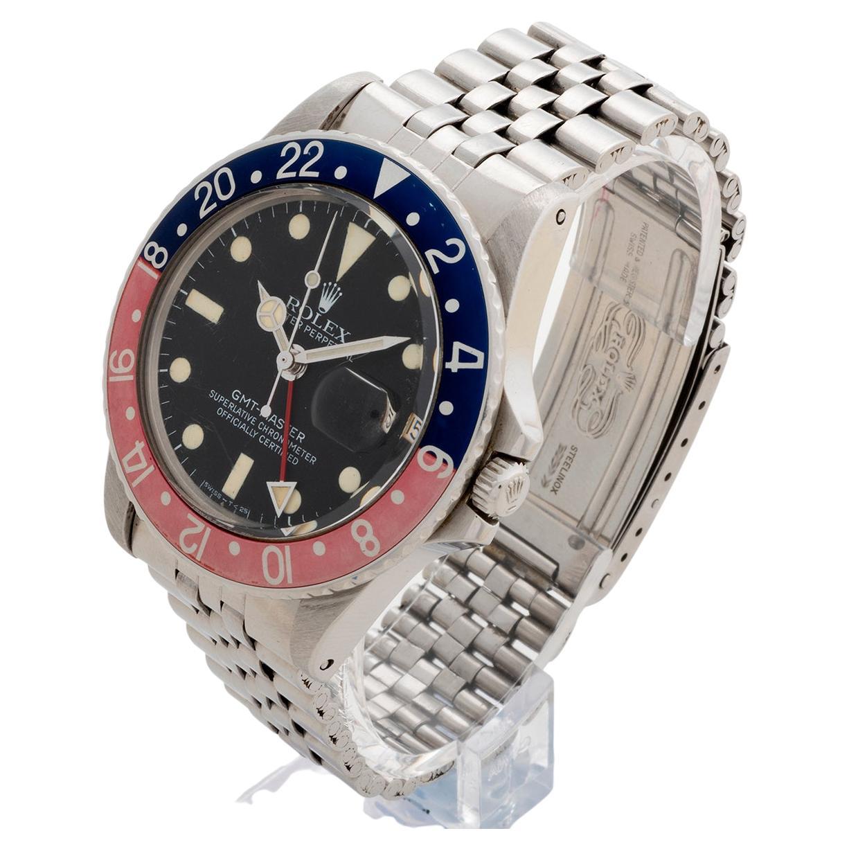 Notre Rolex GMT Master vintage et rare, référence 1675, présente un boîtier en acier inoxydable de 40 mm avec une lunette rouge/bleue 