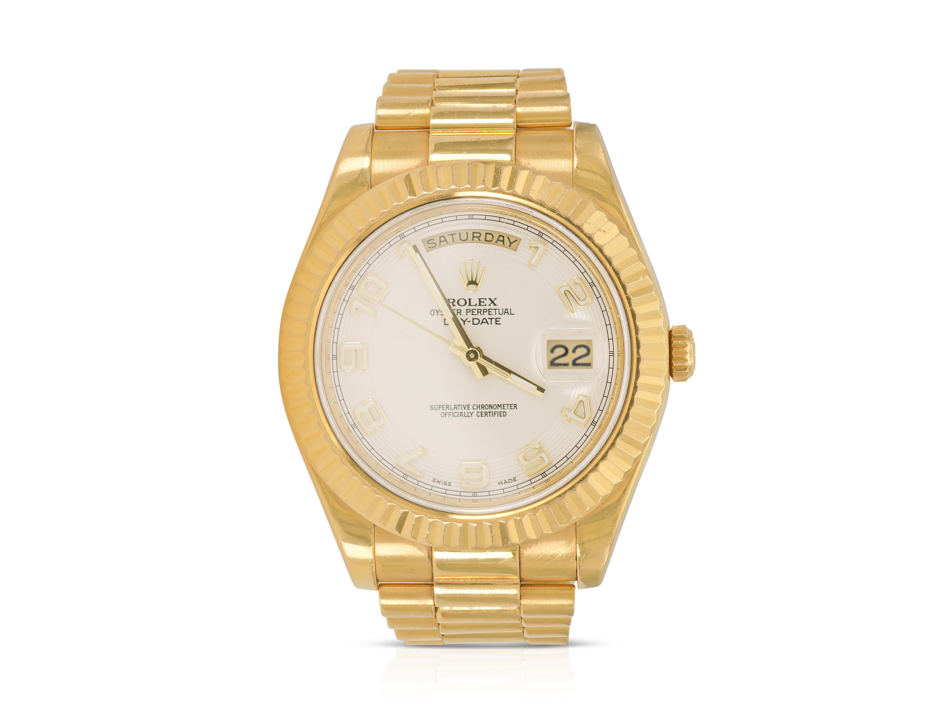 Finely crafted in 18k yellow gold with a white face.
41 mm face
#47K05851
Size 6 1/2 inches
Comes with its original box ad extra links.
