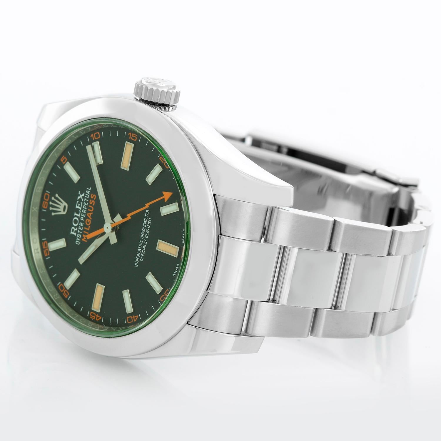 Rolex Green Milgauss Crystal Anniversary Model 116400GV - Remontage automatique, verre saphir vert, 31 rubis. Boîtier en acier inoxydable avec lunette lisse (40 mm de diamètre). Cadran noir avec style lumineux et index orange. Bracelet Oyster en