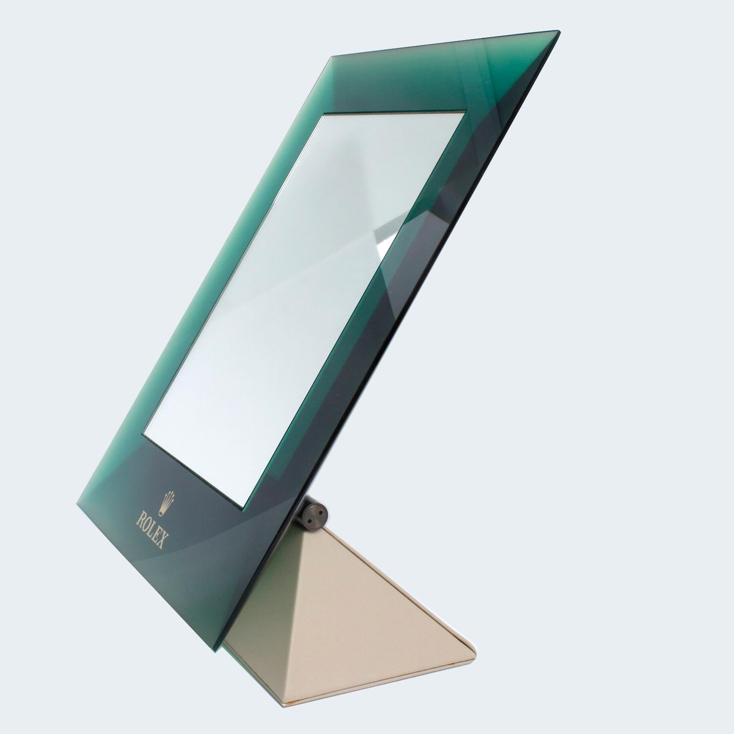 Présentoir Rolex à miroir vert 9 x 11  - Magnifique miroir réglable. 9 x 11 pouces. Le miroir peut être réglé vers l'arrière ou vers l'avant.