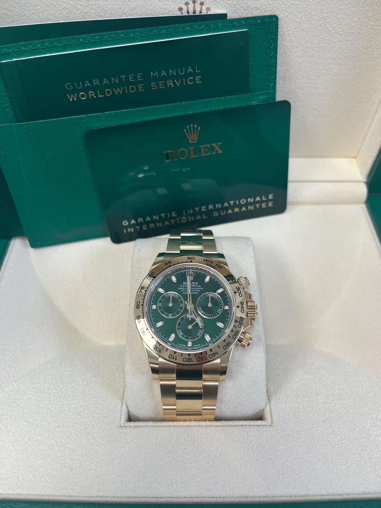 La Rolex Daytona, dotée d'un superbe boîtier de 40 mm en or jaune 18 carats, est une pièce d'horlogerie distinguée, connue pour sa précision et son luxe. Avec son fond vissé, sa couronne et ses boutons-poussoirs dotés de la triple étanchéité