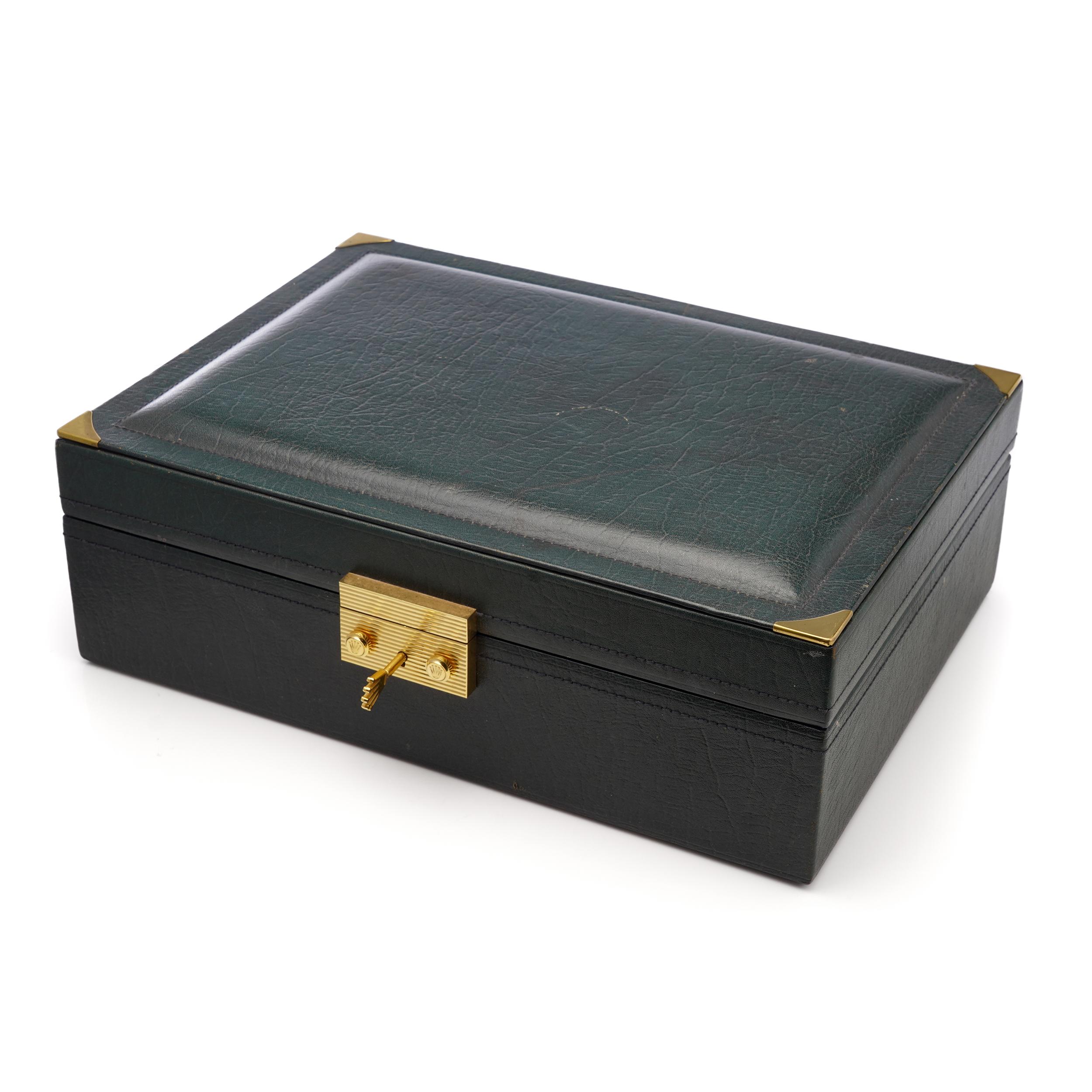 Rolex Jumbo Presentation Watch Jewelry Box Montres Rolex S.A. 51.00.01

This exquisite Rolex vintage classic green leather watch and jewellery box epitomizes timeless elegance and sophistication. Crafted with precision, the box boasts a rich green