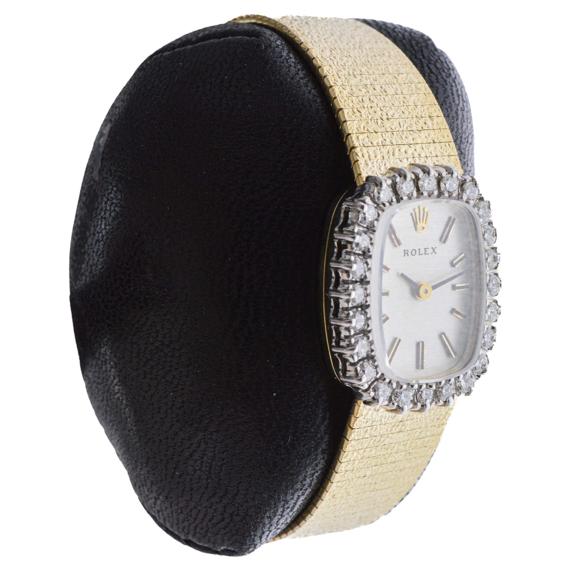 FABBRICA / CASA: Rolex Watch Company
STILE / RIFERIMENTO: Modello di abito / Stile modernista 
METALLO / MATERIALE: Oro massiccio 14Kt e diamanti
CIRCA / ANNO: 1960
DIMENSIONI: Lunghezza 23 mm X Larghezza 19 mm
MOVIMENTO / CALIBRO: Carica manuale /