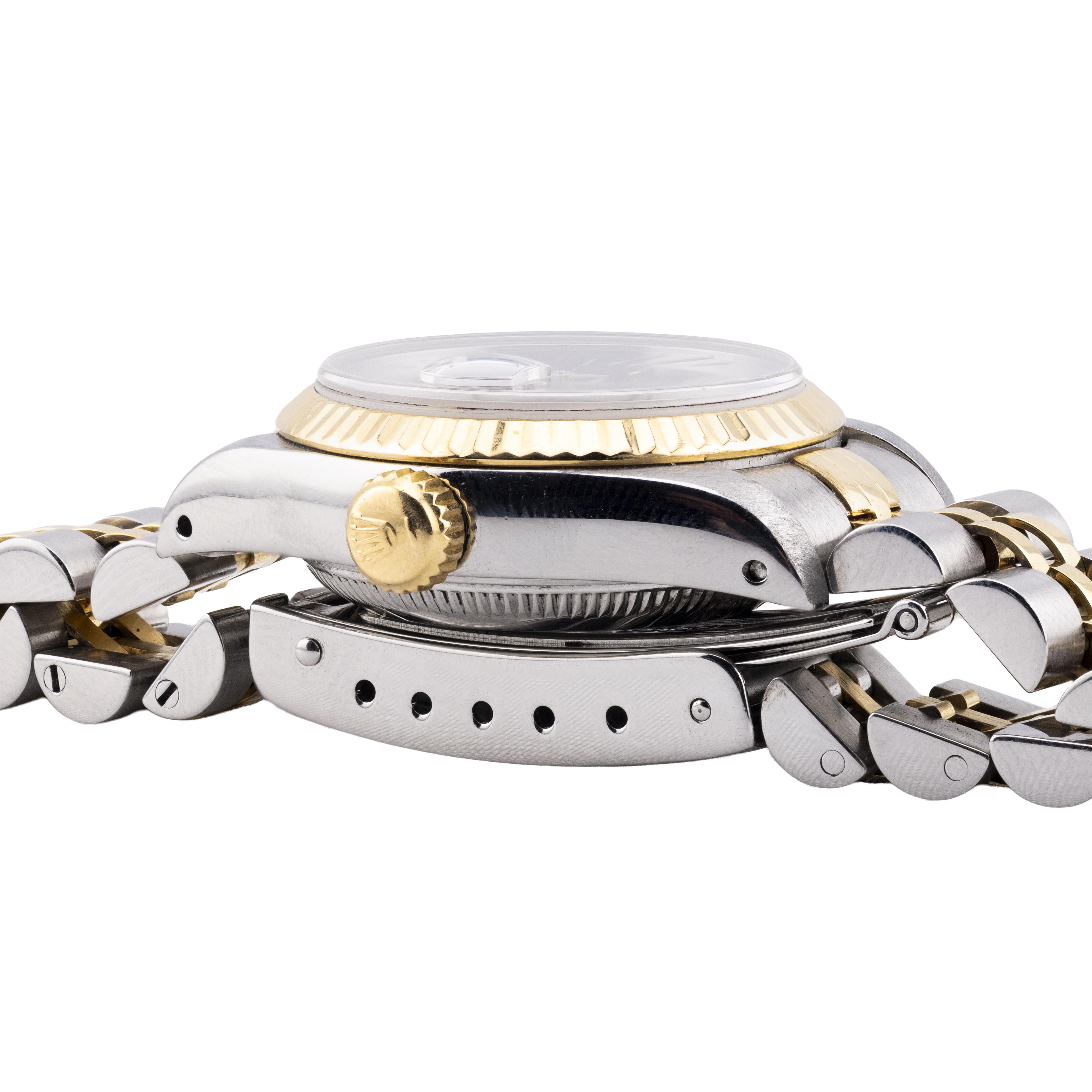 Aston Estate Jewelry presenta:

Un orologio da polso Rolex Datejust in acciaio inossidabile e oro 18 carati. 

La cassa rotonda presenta un quadrante nero con indici a bastone, per un'estetica elegante e moderna. 

Il movimento automatico garantisce