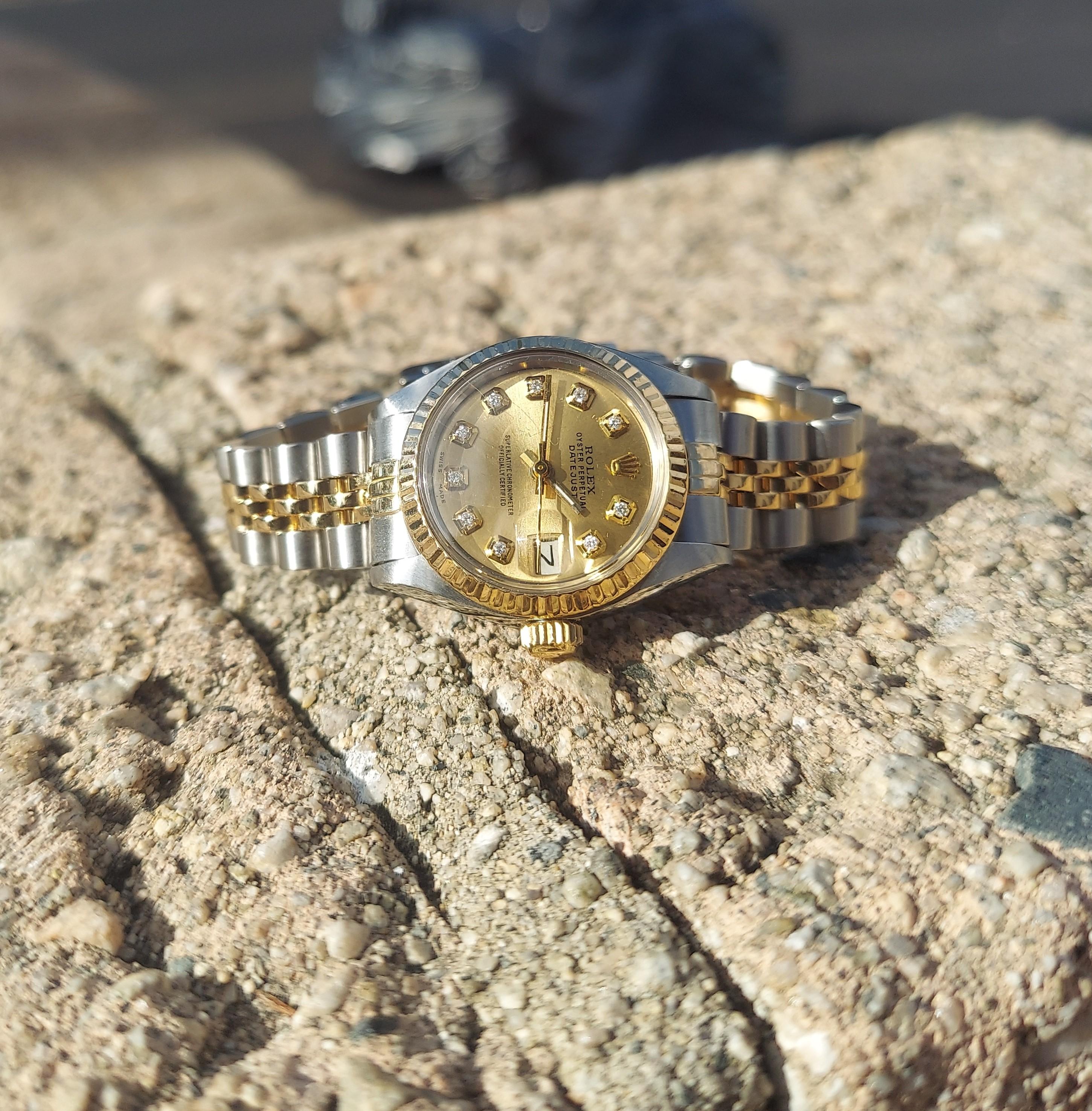 Brand - Rolex
Gender - Ladies
Model - 6917 datejust
Condition - pre owned
Metals - Yellow Gold/Stainless steel
Case size - 26mm
Bezel - Yellow gold fluted
Crystal - New Acrylic
Movement - Automatic cal 2030
Dial - Champagne Diamond
Wrist band -