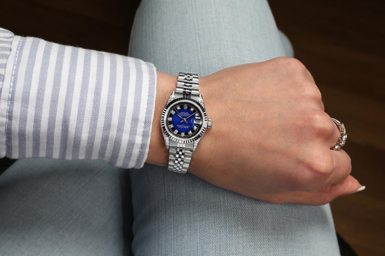 Rolex Ladies 26mm Datejust Blue Vignette Color Dial Classic + Lugs Wrist Watch In Excellent Condition For Sale In New York, NY