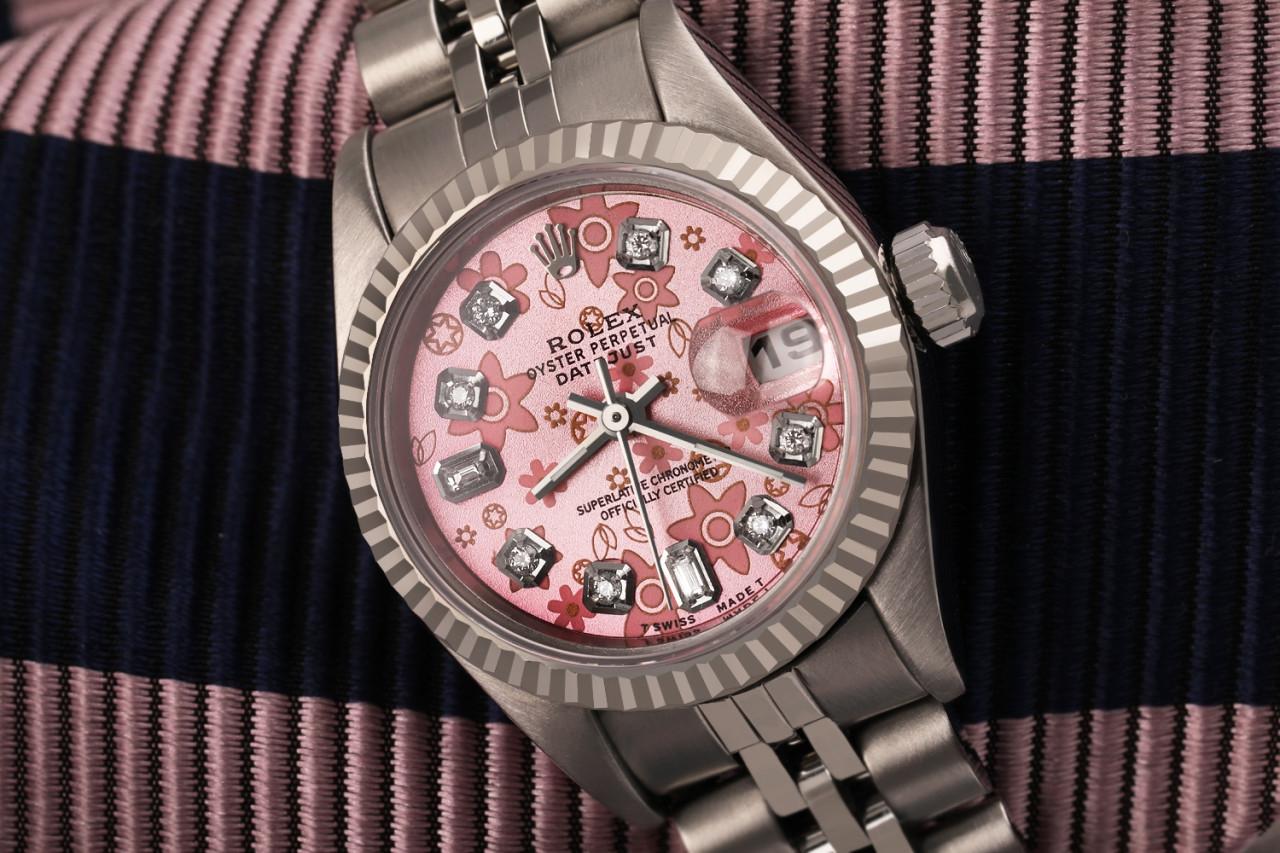 Rolex Datejust 69174 26mm benutzerdefinierte rosa Blume Zifferblatt 8+2.Edelstahl Uhr mit Jubilee Band.

Diese Uhr ist in neuwertigem Zustand. Es wurde poliert, gewartet und hat keine sichtbaren Kratzer oder Flecken. Alle unsere Uhren haben