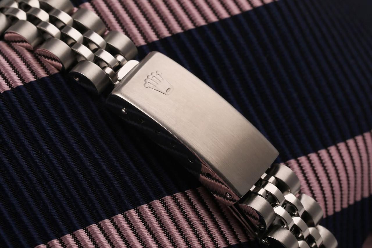 Rolex Damen Datejust SS Baguette-Uhr mit Diamant-Akzent 69174  im Zustand „Hervorragend“ im Angebot in New York, NY
