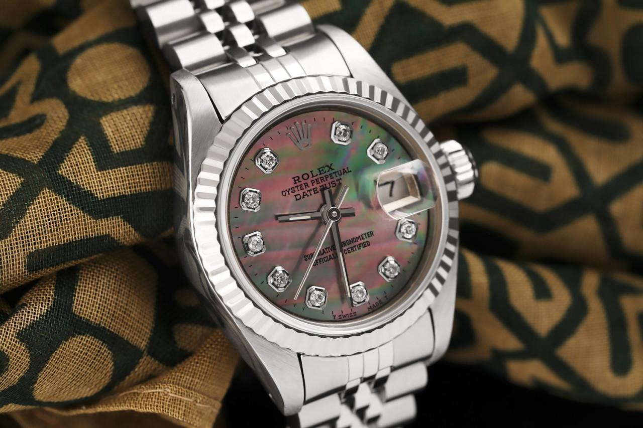 Ladies Rolex 26mm Datejust SS Black MOP Mother Of Pearl Dial with Diamonds Deployment buckle 69174.

Cette montre est dans un état comme neuf. Elle a été polie, entretenue et ne présente aucune rayure ou imperfection visible. Toutes nos montres