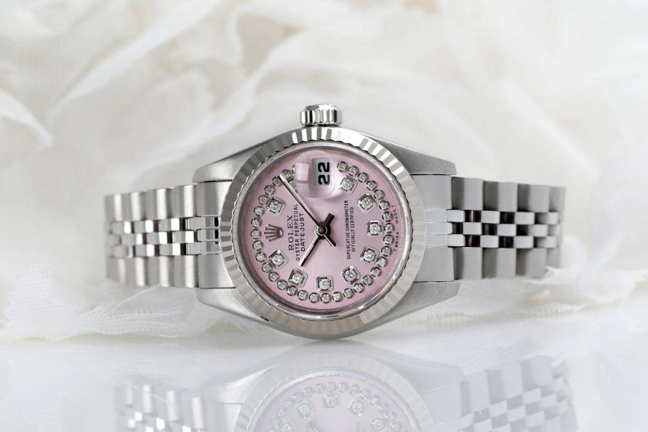 Damen Rolex 26mm Datejust SS Pink String Diamond Dial Jubilee Armband 69174.

Diese Uhr ist in neuwertigem Zustand. Es wurde poliert, gewartet und hat keine sichtbaren Kratzer oder Flecken. Alle unsere Uhren werden mit einer Standardgarantie von 1