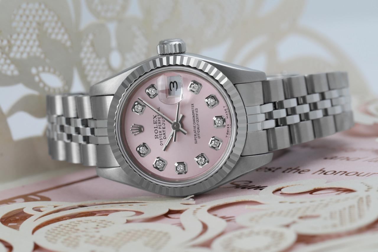 Ladies Rolex 26mm Datejust  Stainless Steel Metallic Pink Diamond Dial Deployment buckle.

This watch is in like new condition. It has been polished, and serviced and has no visible scratches or blemishes. All our watches come with a standard 1-year