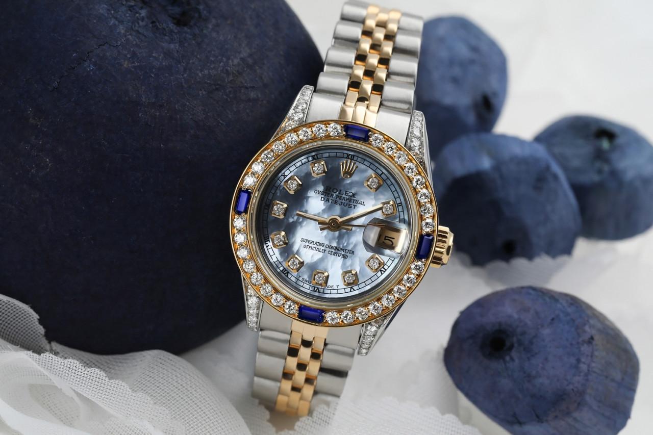 Damen Rolex 26mm Datejust zwei Ton Jubiläum Tahitian MOP Perlmutt Diamant-Zifferblatt Lünette + Lugs + Saphir 69173.

Diese Uhr ist in neuwertigem Zustand. Es wurde poliert, gewartet und hat keine sichtbaren Kratzer oder Flecken. Alle unsere Uhren