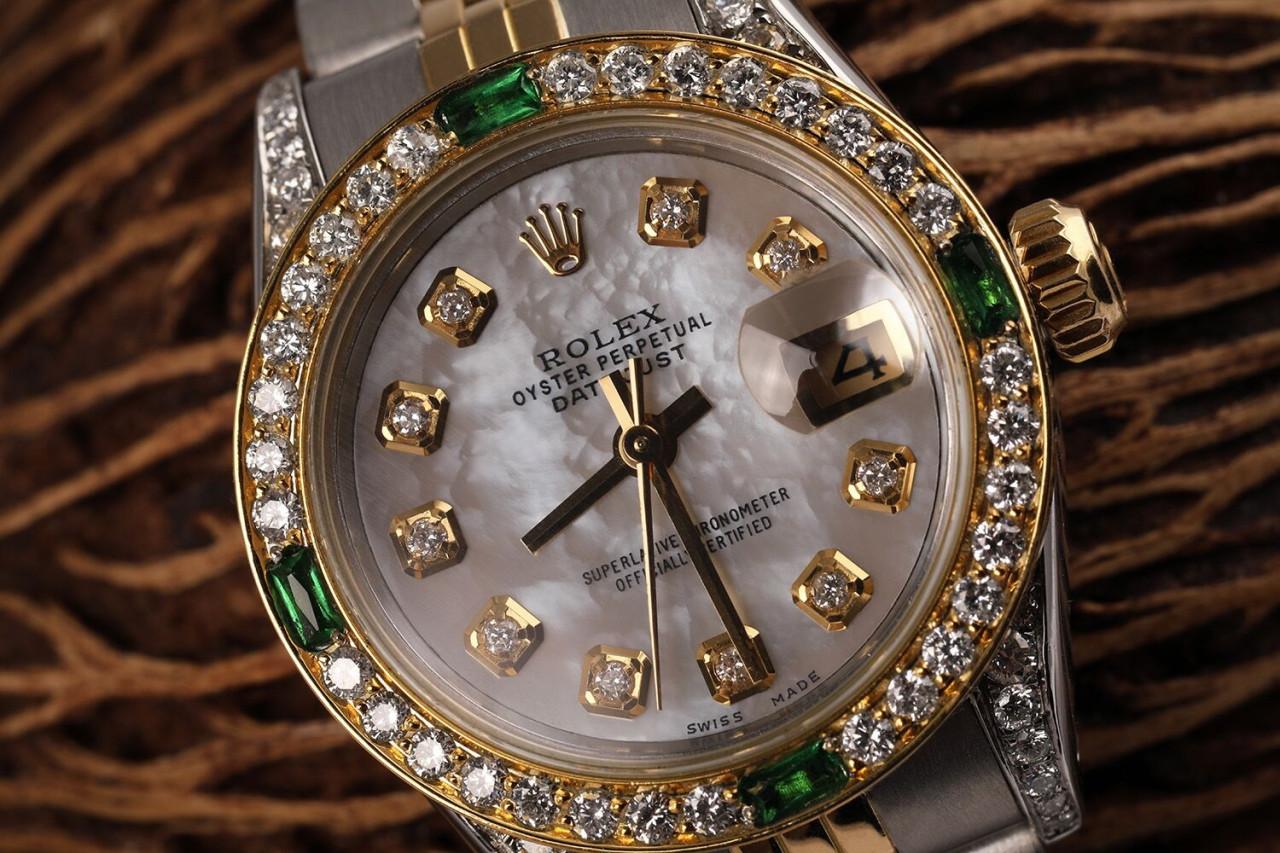 Ladies Rolex 26mm Datejust Two Tone Jubilee White MOP Dial Diamond Bezel + Lugs + Emerald 69173.

This watch is in like new condition. It has been polished, serviced, and has no visible scratches or blemishes. All our watches come with a standard