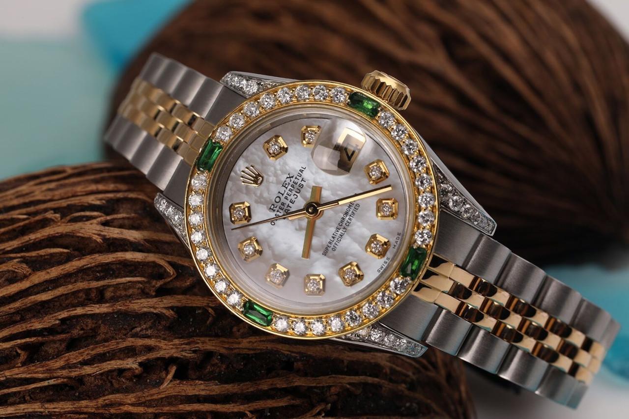 Rolex Damen 26mm Datejust Zweifarbige Jubiläums-Uhr mit weißem MOP Zifferblatt und Diamant-Lünette im Zustand „Hervorragend“ im Angebot in New York, NY