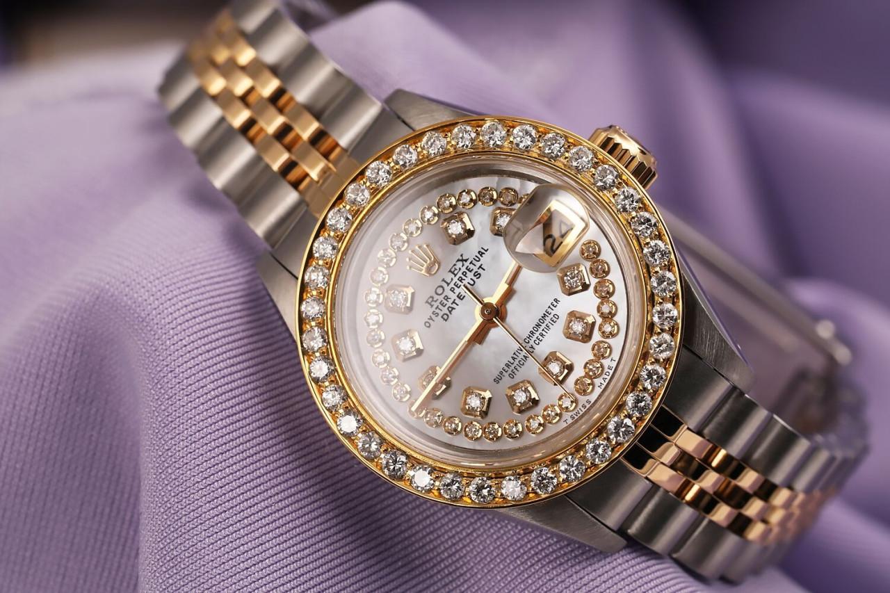 Ladies Rolex 26mm Datejust Vintage Diamond Bezel Two Tone White MOP Mother of Pearl String Diamond Dial 69173.

This watch is in like new condition. It has been polished, serviced and has no visible scratches or blemishes. All our watches come with