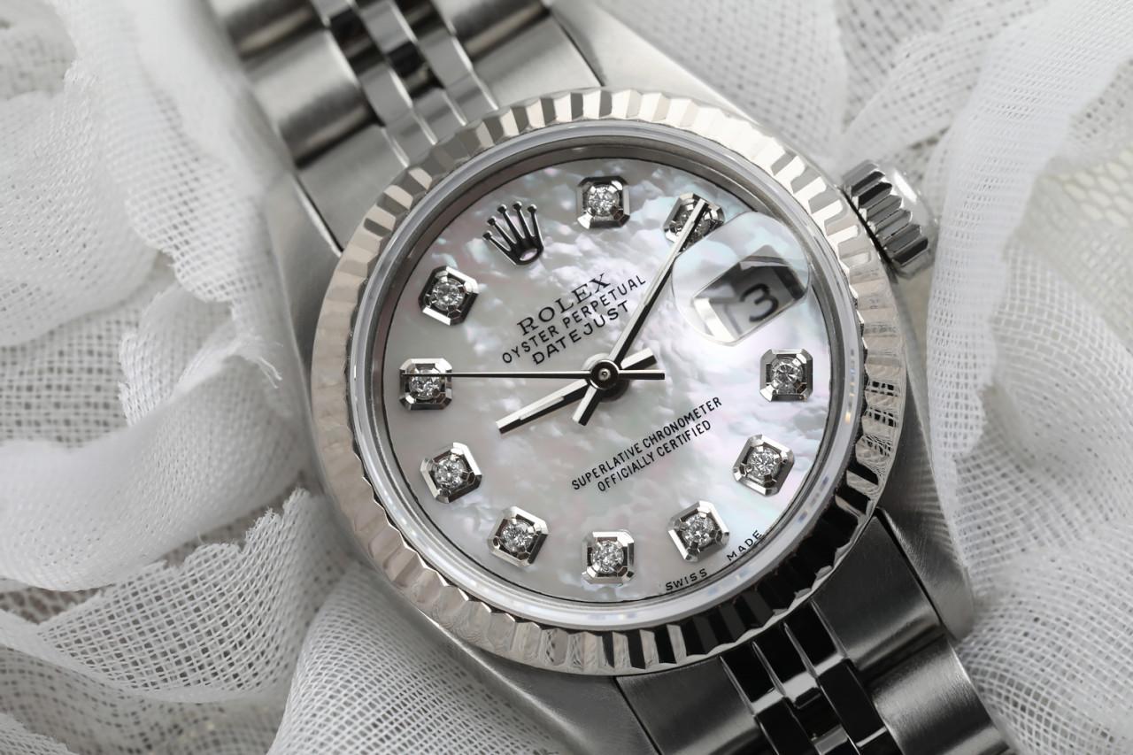 Reloj Rolex Datejust de señora con esfera blanca nacarada y detalles de diamantes Corte redondo en venta