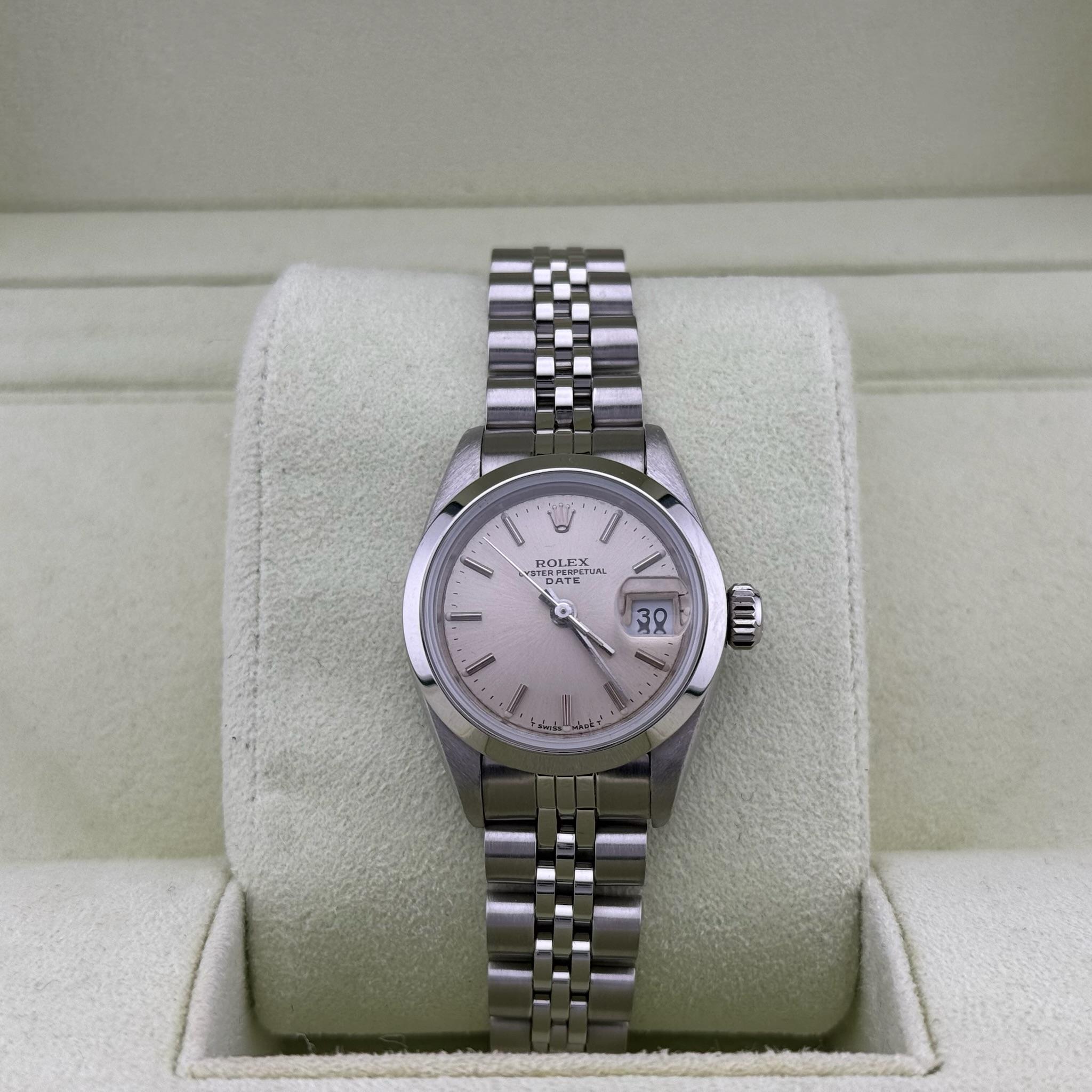 Numero di stile: 69160



Seriale: L35****



Anno: 1990

 

Model: Rolex Ladies Date

 

Materiale della cassa: Acciaio inossidabile

 

Fascia: Giubileo in acciaio inossidabile

  

Lunetta: Acciaio inossidabile

  

Quadrante: argento

 

Volto: