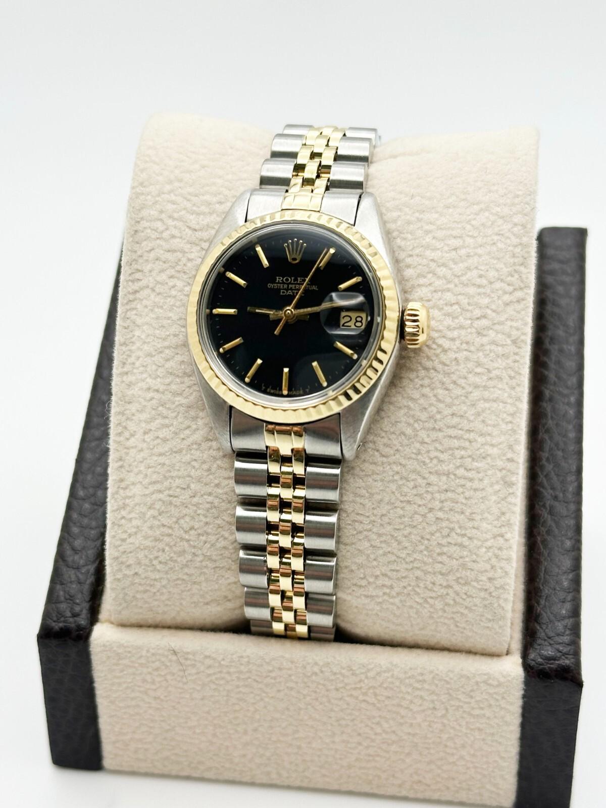 Style Number: 6917



Serial: 6076***



Year: 1979

 

Model: Rolex Ladies Date

 

Case Material: Stainless Steel 

 

Band: 14K Yellow Gold & Stainless Steel 

  

Bezel: 14K Yellow Gold 

  

Dial: Black Dial 

 

Face: Acrylic 

 

Case Size: