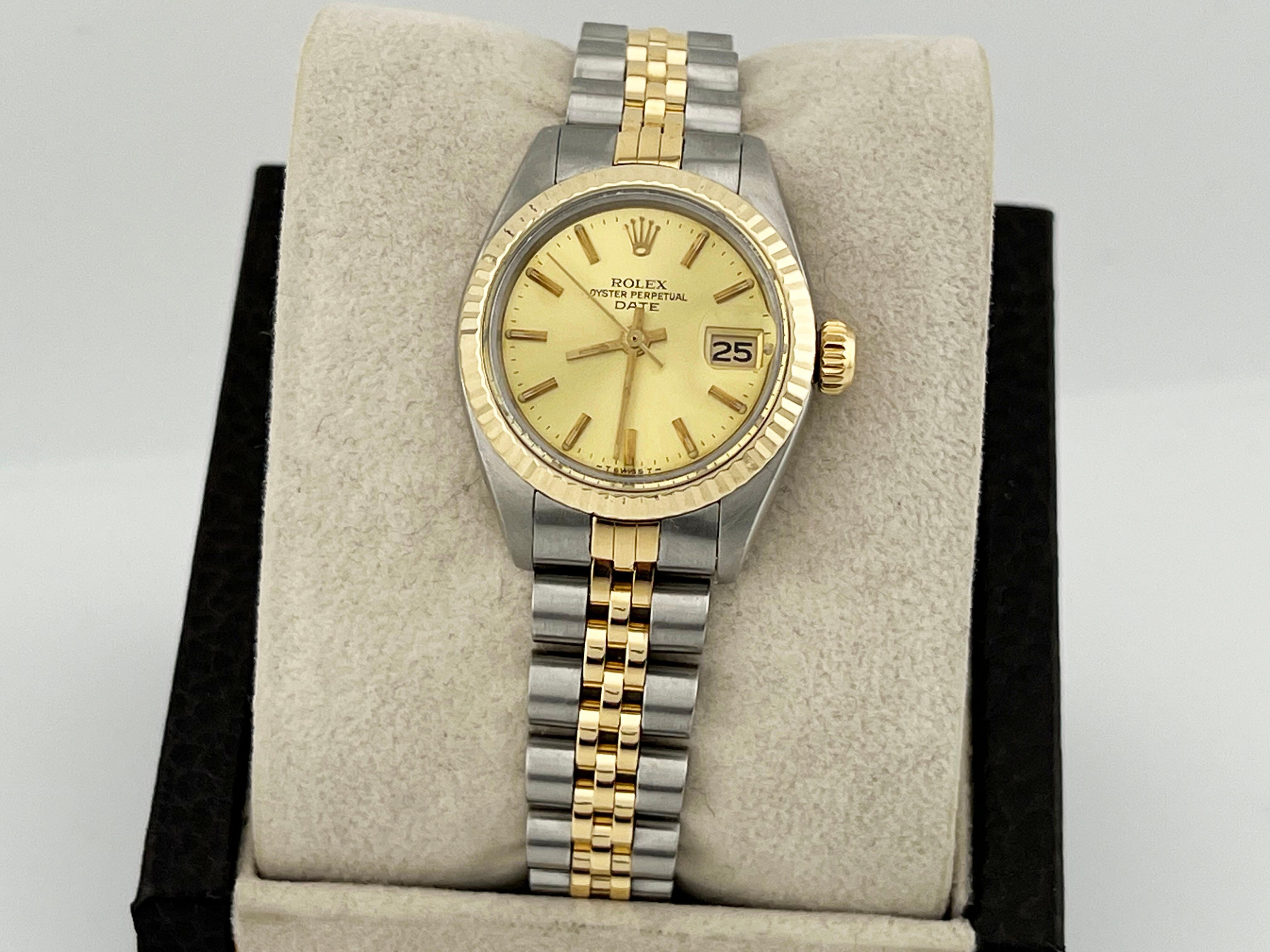 Style Number: 6917


Year: 1982


Model: Rolex Ladies Date


Case Material: Stainless Steel 


Band: 18K Yellow Gold & Stainless Steel 

Bezel: 18K Yellow Gold 


Dial: Champagne 

Face: Acrylic 

Case Size: 26mm

Includes:

-Elegant Watch Box