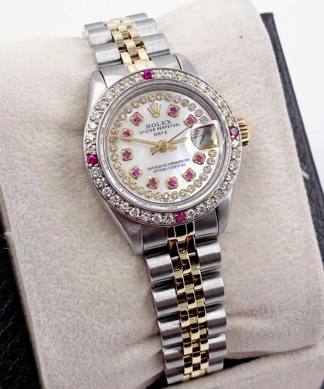 Stil Nummer: 6917

 

Seriennummer: 7044***

 

Modell: Ladies Date

 

Gehäusematerial: Rostfreier Stahl 

 

Band: 14K Gelbgold und Edelstahl 

 

Lünette: Custom Diamond und Rubin 

 

Zifferblatt: Benutzerdefinierte Diamant und Rubin 

