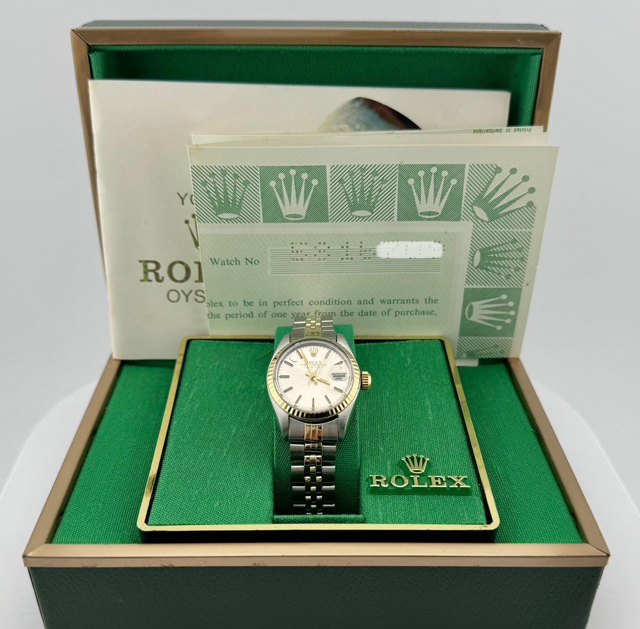 Numero di stile: 6917

Seriale: 5816***

Anno: 1979

Model: Rolex Ladies Date 

Materiale della cassa: Acciaio inossidabile 

Fascia: oro giallo 14 carati e acciaio inossidabile 

Lunetta: oro giallo 14 carati 

Quadrante: argento

Viso: Acrilico