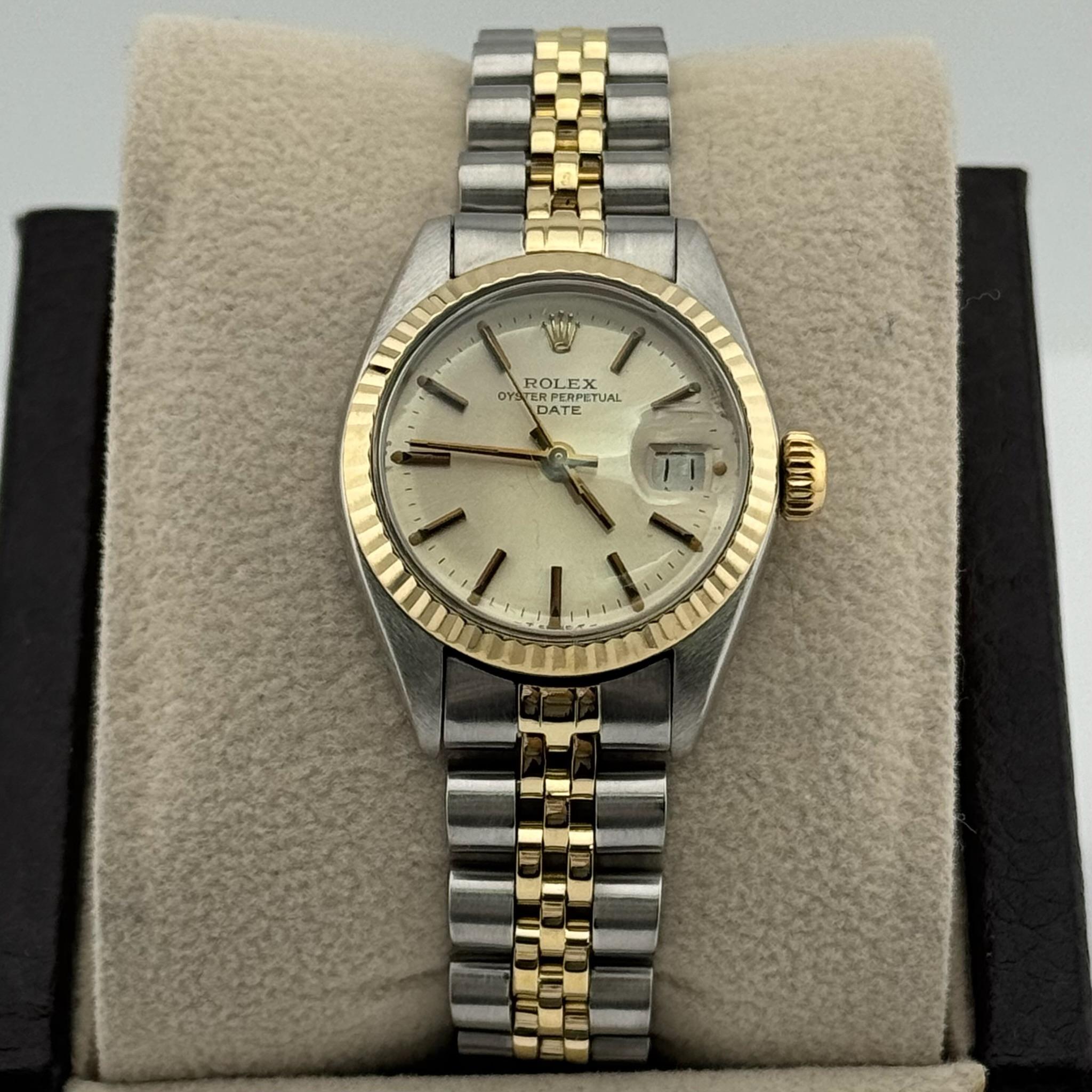 Número de estilo: 6917



De serie: 599****



Año: 1979

 

Model No: Rolex Ladies Date

 

Material de la caja: Acero inoxidable

 

Pulsera: Jubileo de oro amarillo de 14 quilates y acero inoxidable

  

Bisel: Estriado de oro amarillo de 14