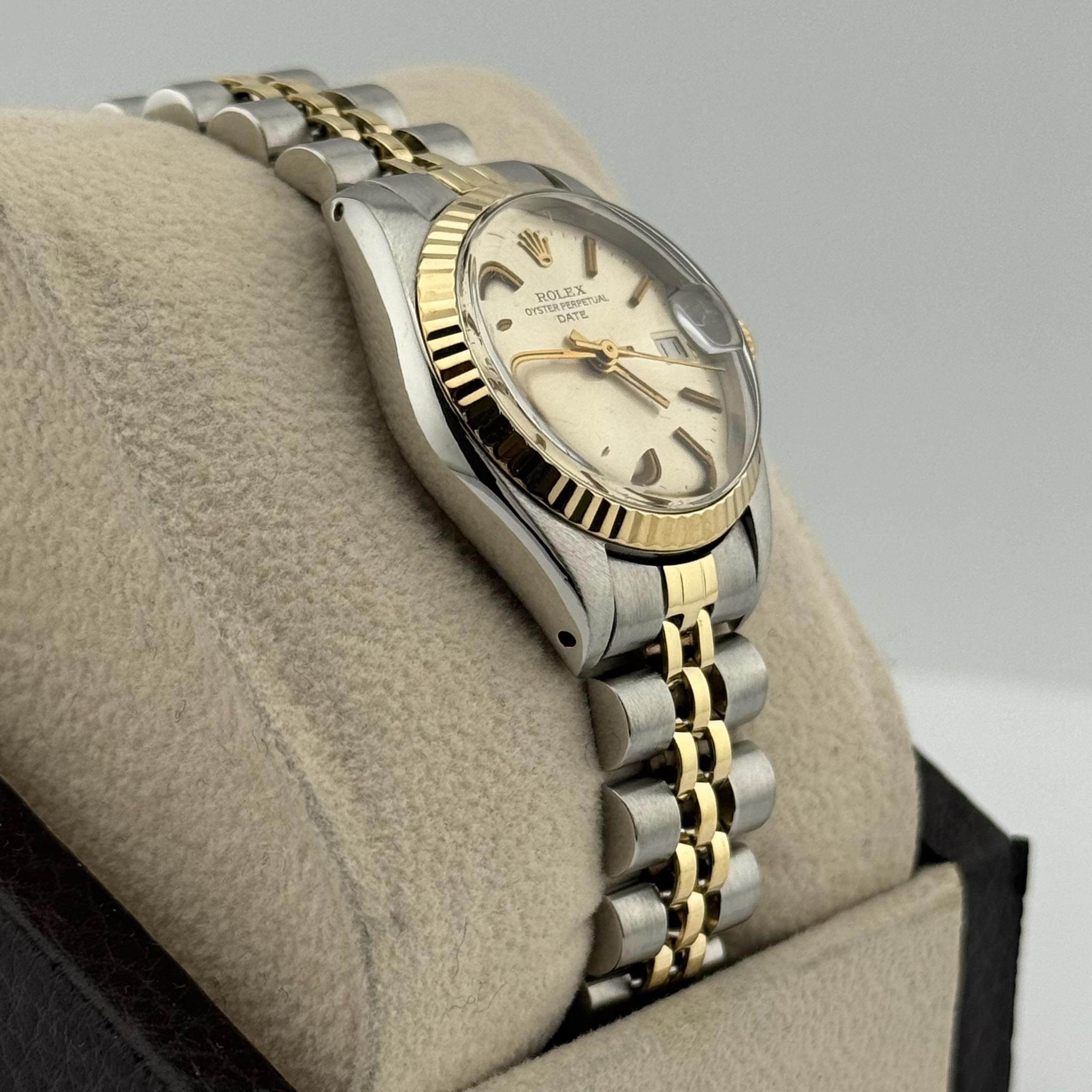 Rolex Ladies Date 6917 Esfera Plateada Oro Amarillo 14K Acero Inoxidable en Excelente estado para la venta en San Diego, CA