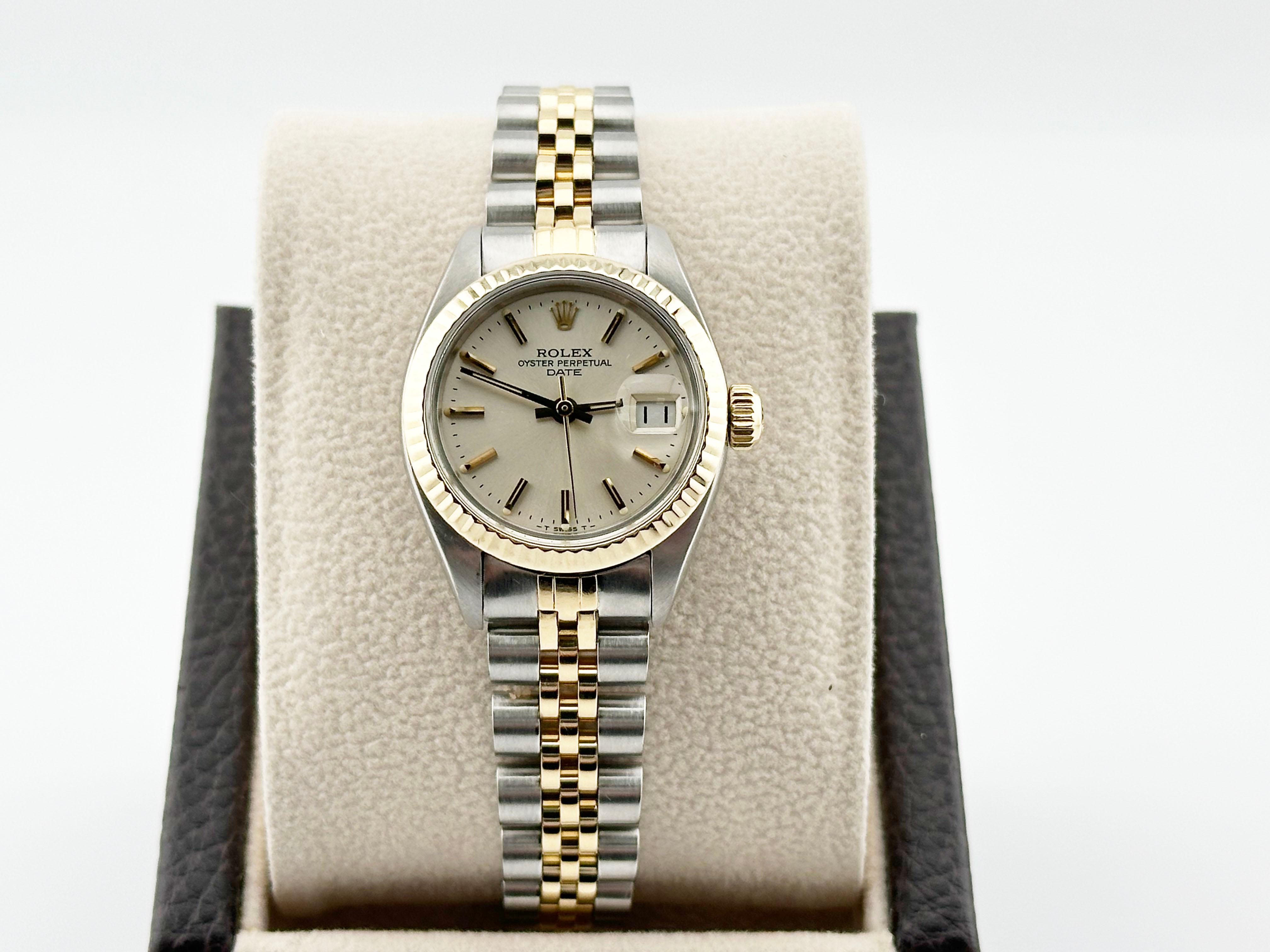 Rolex Montre pour femmes Date 6917 avec cadran argenté, or jaune 18 carats et bracelet jubilé 26 mm Excellent état - En vente à San Diego, CA