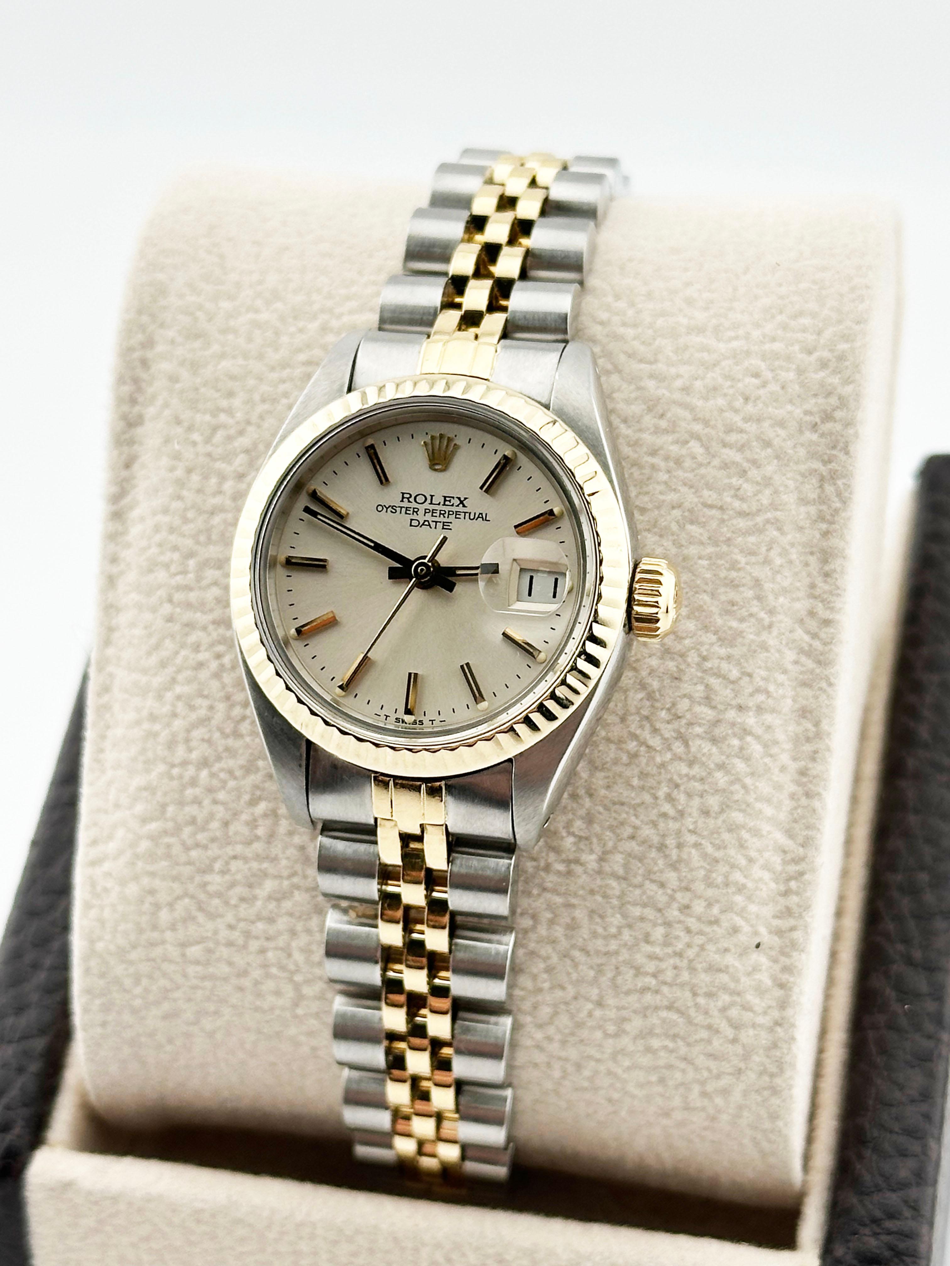 Rolex Montre pour femmes Date 6917 avec cadran argenté, or jaune 18 carats et bracelet jubilé 26 mm Pour femmes en vente