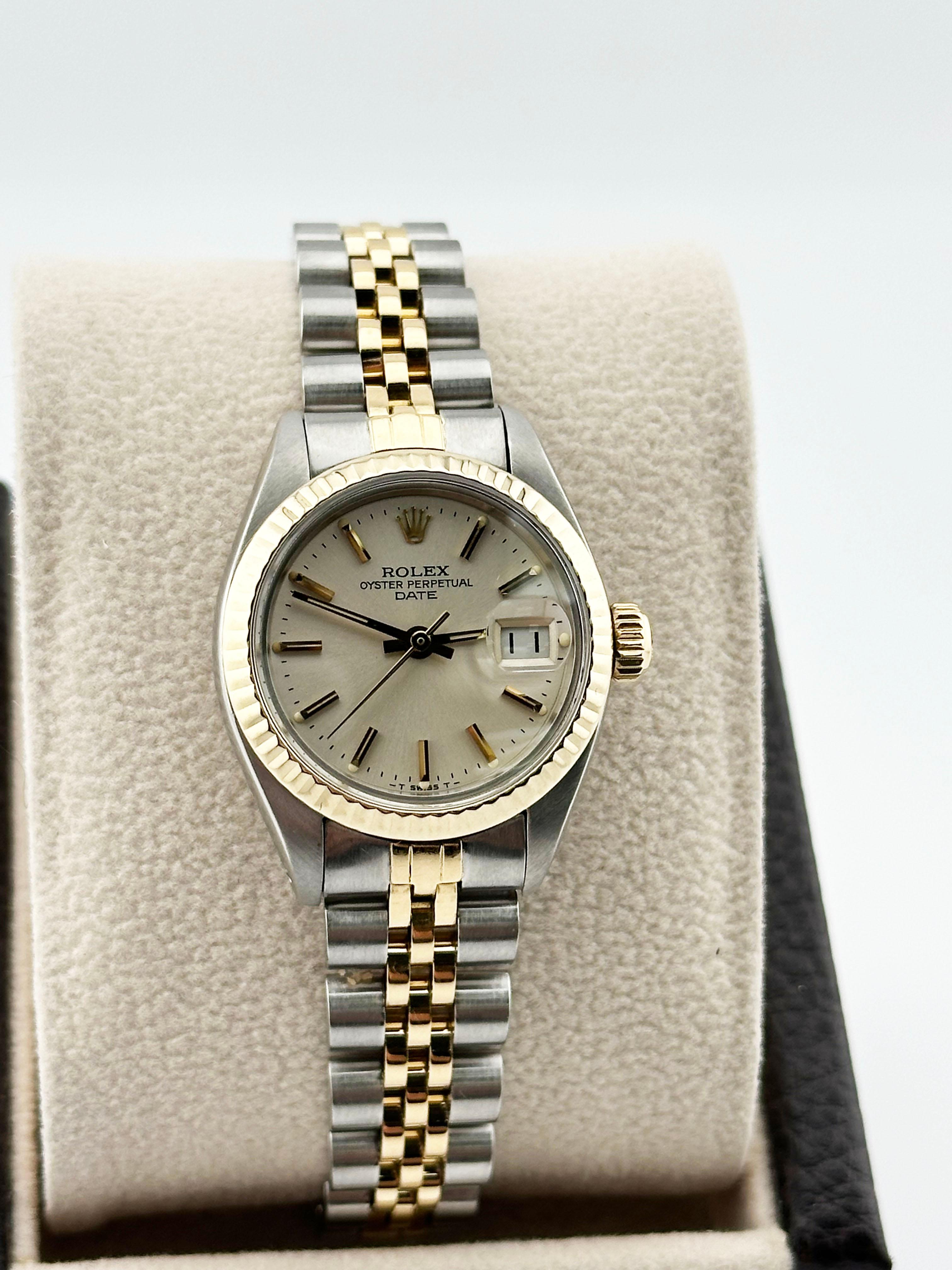 Rolex Montre pour femmes Date 6917 avec cadran argenté, or jaune 18 carats et bracelet jubilé 26 mm en vente 1