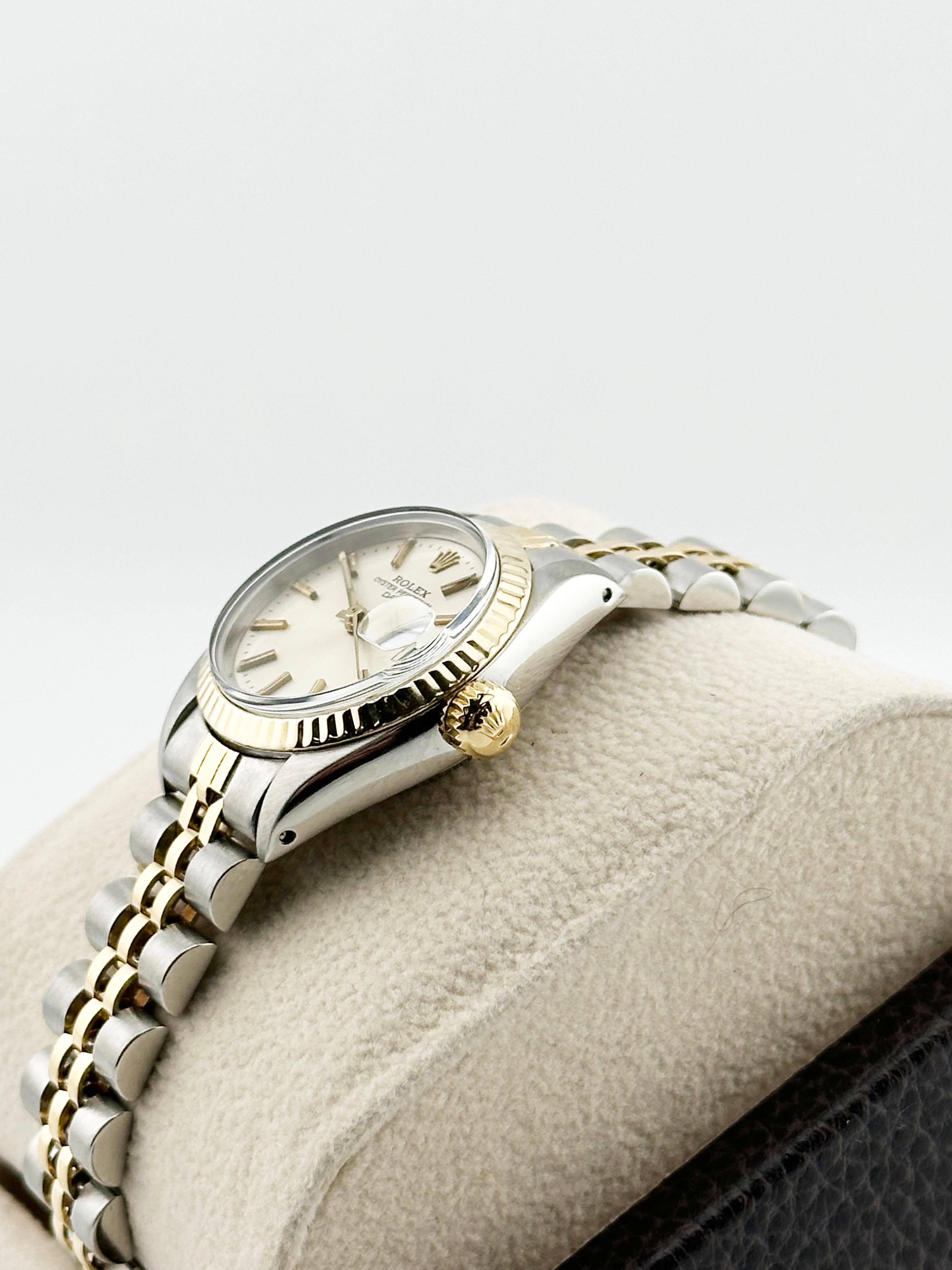 Rolex Montre pour femmes Date 6917 avec cadran argenté, or jaune 18 carats et bracelet jubilé 26 mm en vente 4