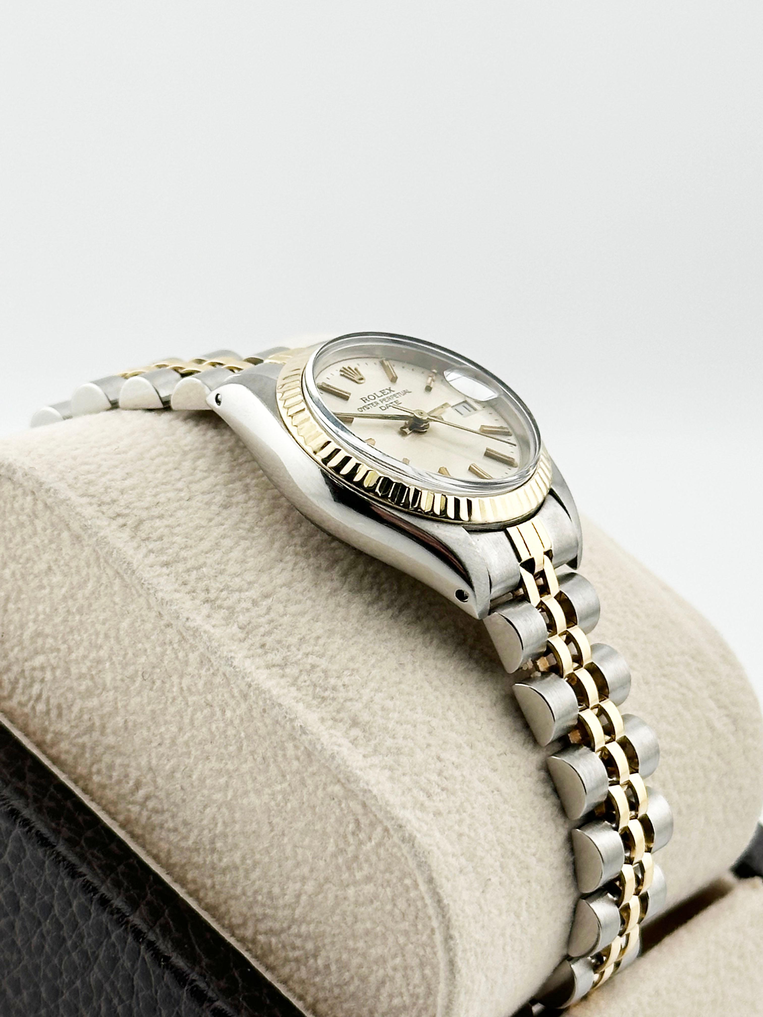 Rolex Montre pour femmes Date 6917 avec cadran argenté, or jaune 18 carats et bracelet jubilé 26 mm en vente 5