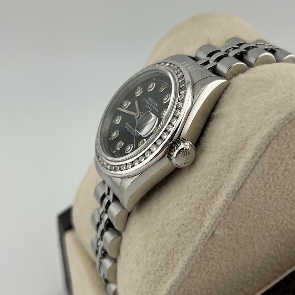 Numero di stile: 69240



Seriale: T66****



Anno: 1996

 

Model: Rolex Ladies Date 

 

Materiale della cassa: 26 mm

 

Fascia: Giubileo in acciaio inossidabile

  

Lunetta: lunetta personalizzata con diamanti

  

Quadrante: quadrante