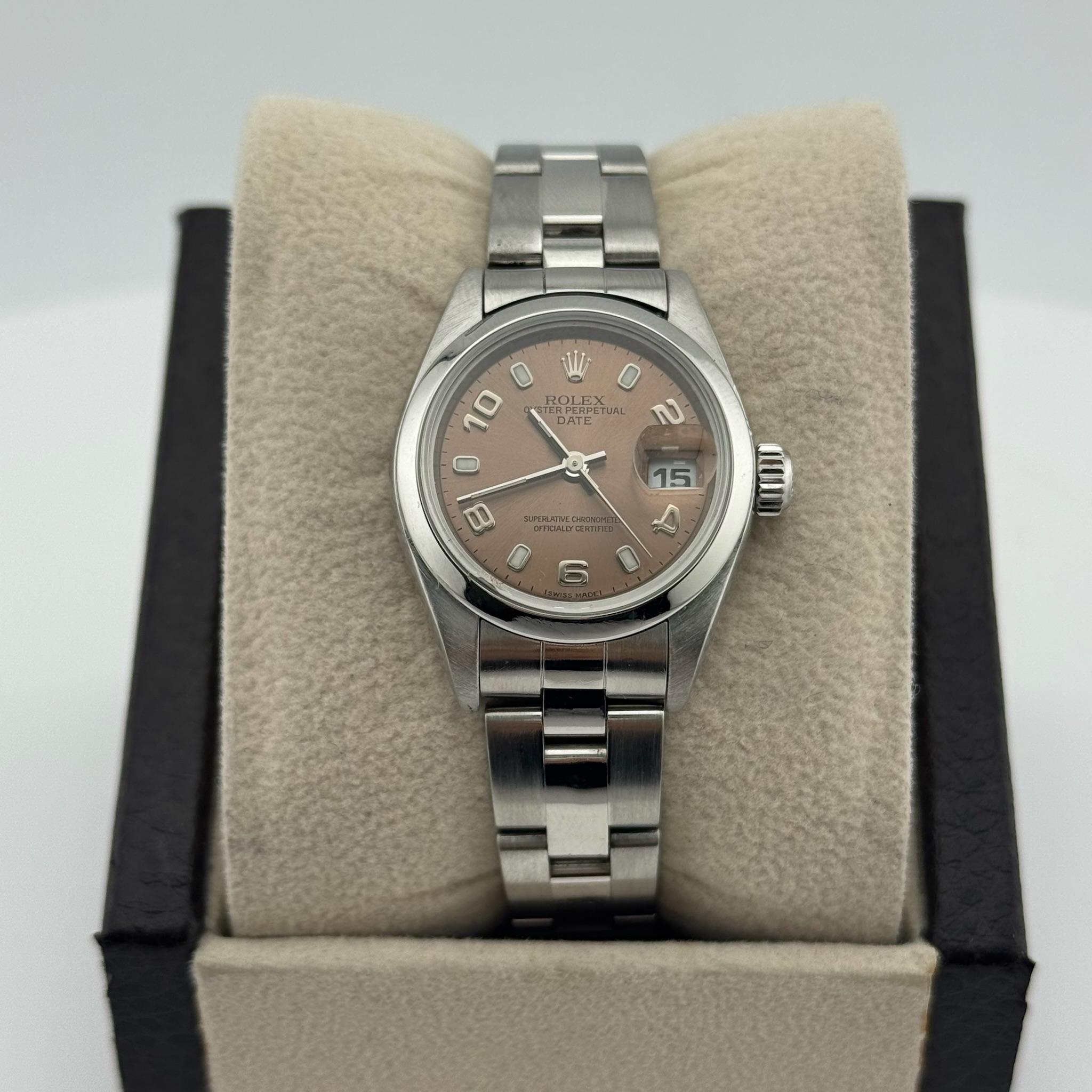 Stil Nummer: 79160


Seriennummer: A28****


Jahr: 1999

 
Modell: Rolex Damen Datum


MATERIAL des Gehäuses: Rostfreier Stahl

 
Band: Rostfreier Stahl
  

Lünette: Edelstahl
 

Zifferblatt: Rosa / Lachs

Kristall: Saphir
 

Gehäusegröße: