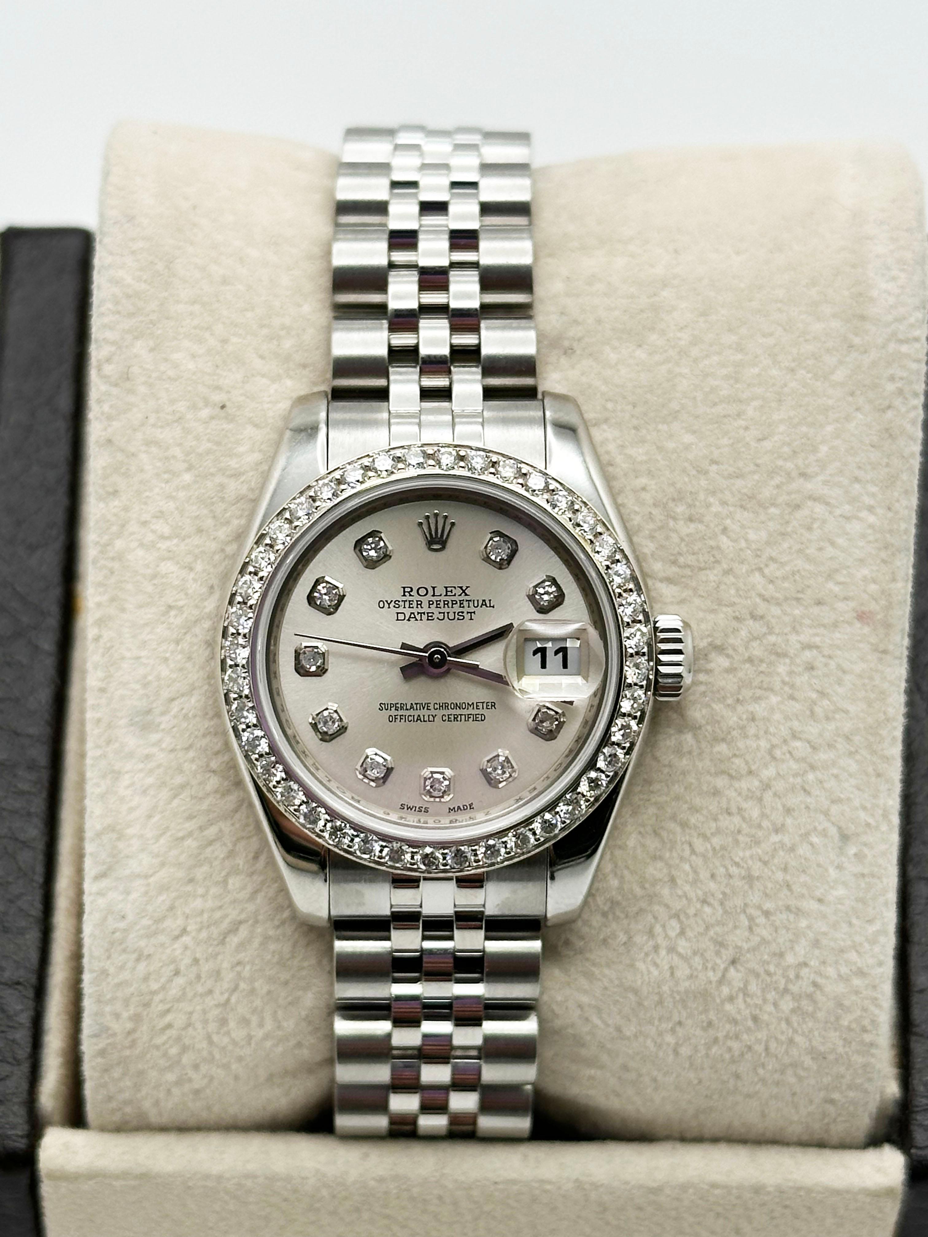 Numero di stile: 179160



Seriale: Z100***



Anno: 2006

 

Modello: Signore Datejust

 

Materiale della cassa: Acciaio inossidabile

 

Fascia: Acciaio inossidabile

 

Lunetta: lunetta personalizzata con diamanti

 

Quadrante: quadrante